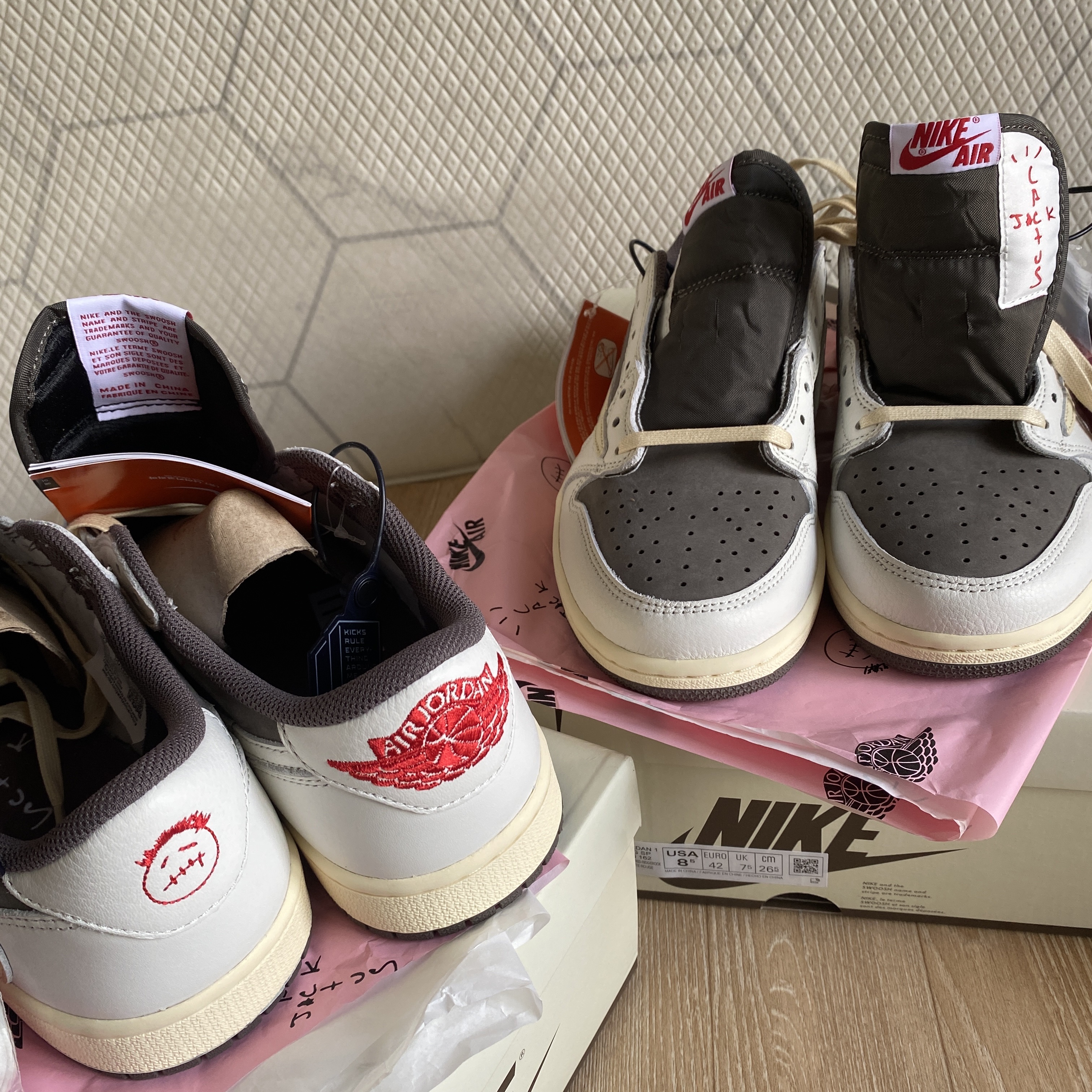 Jordan 1 x Travis Scott Retro Low OG SP Sail and Ridgerock 착용 스타일 - 4