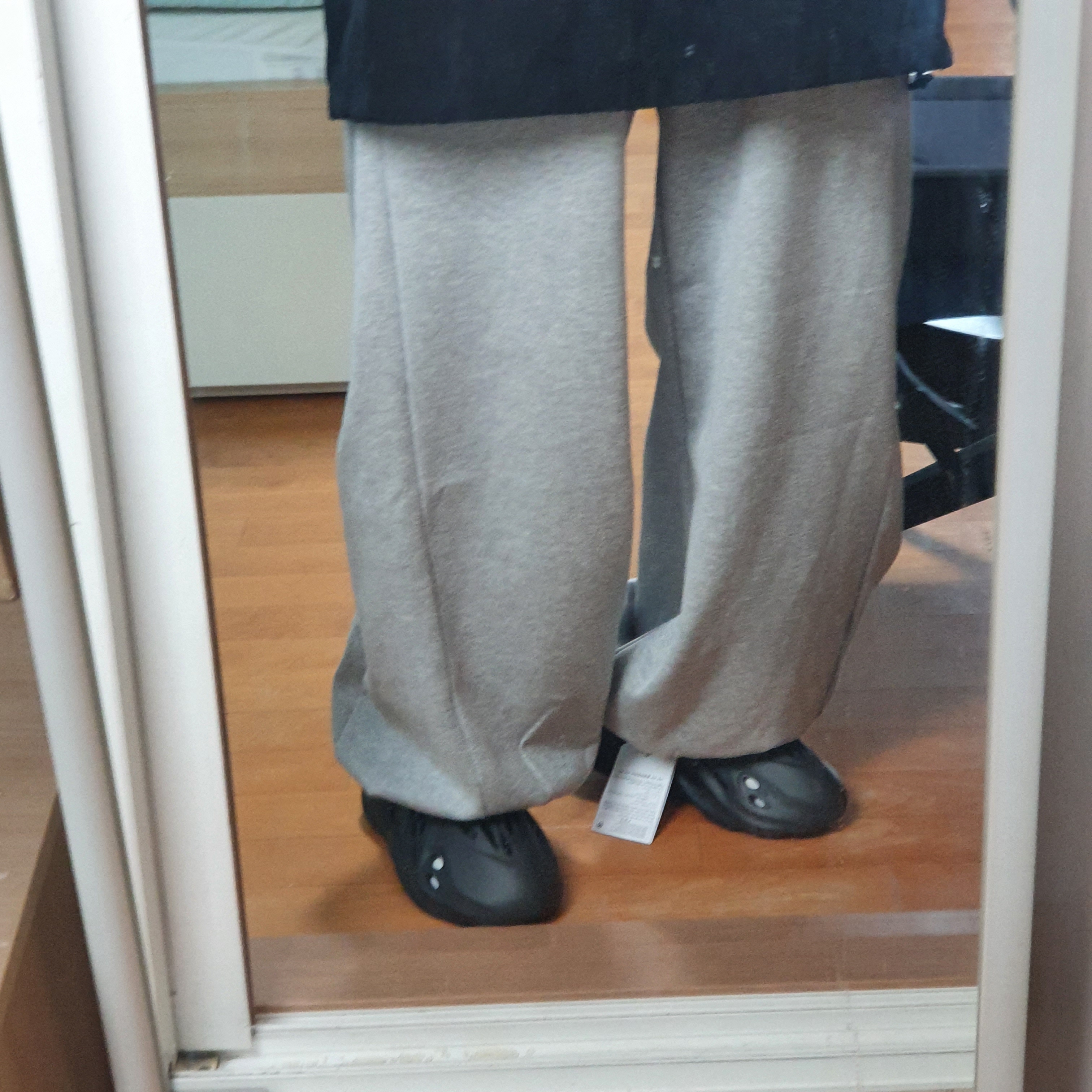 Adidas Yeezy Foam RNNR Onyx 착용 스타일 - 1