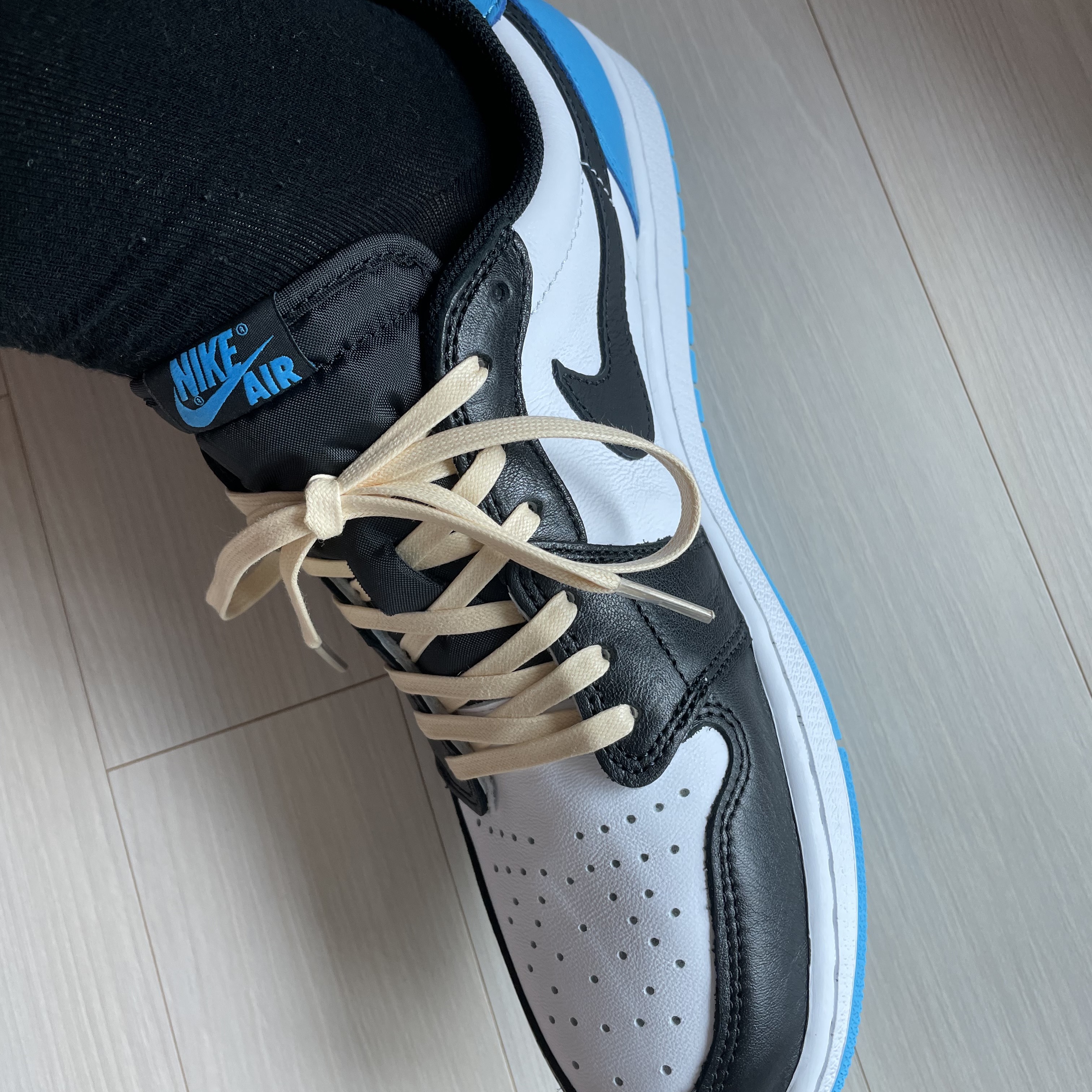 Jordan 1 Retro Low OG Black and Dark Powder Blue 착용 스타일 - 3
