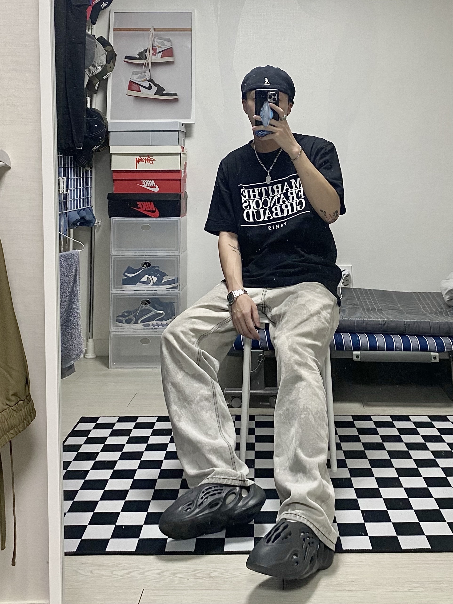 Adidas Yeezy Foam RNNR Onyx 착용 스타일
