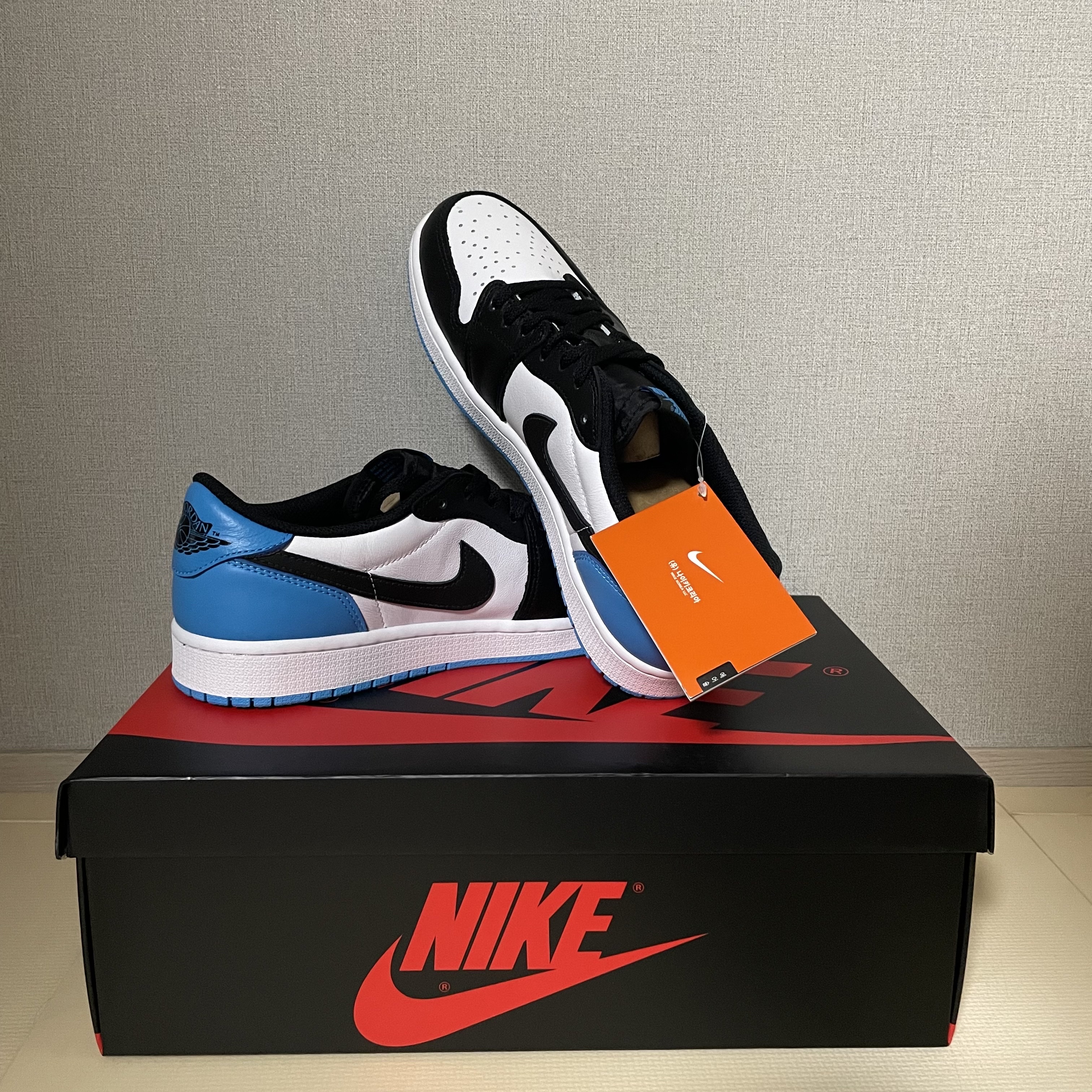 Jordan 1 Retro Low OG Black and Dark Powder Blue 착용 스타일 - 2