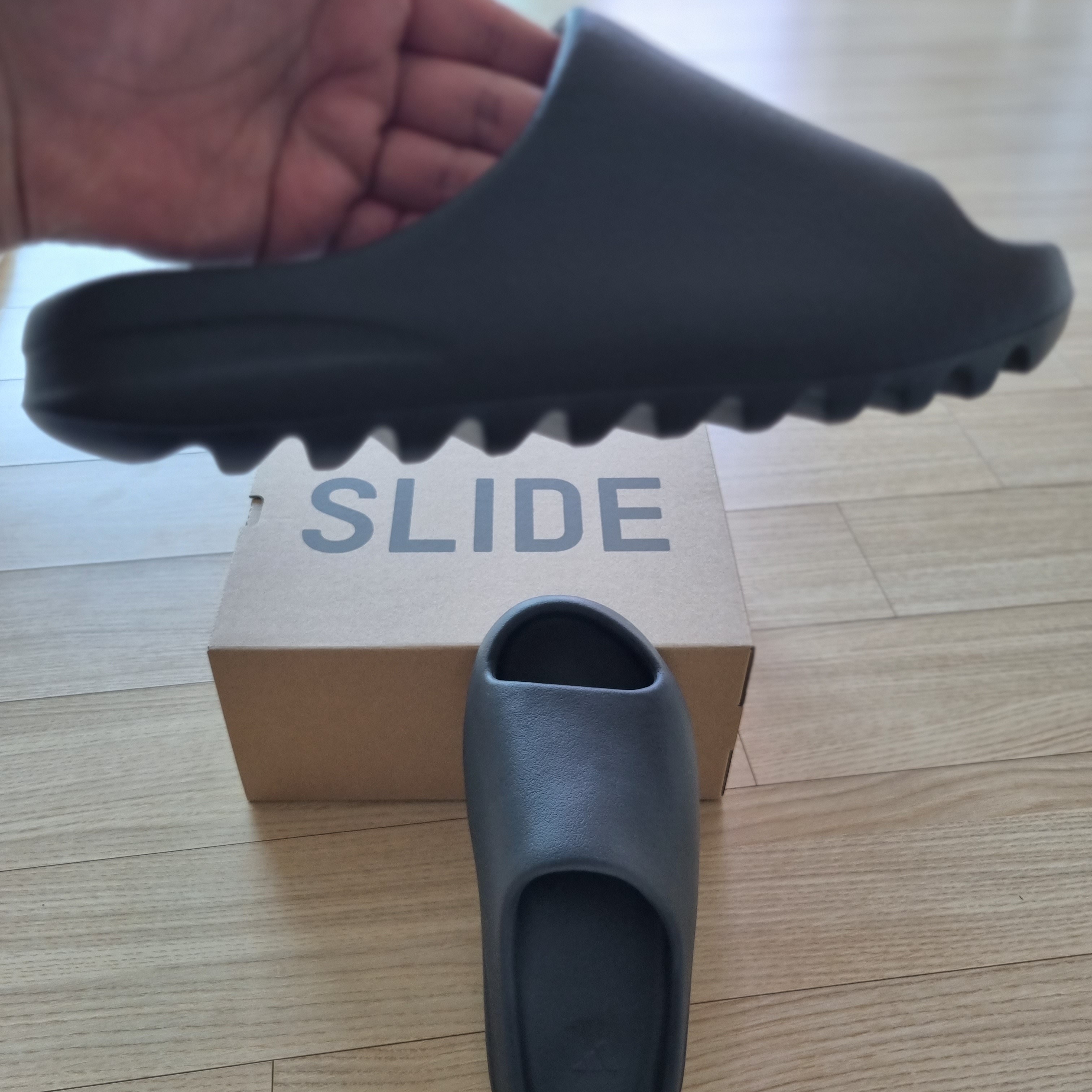 Adidas Yeezy Slide Onyx 착용 스타일 - 4