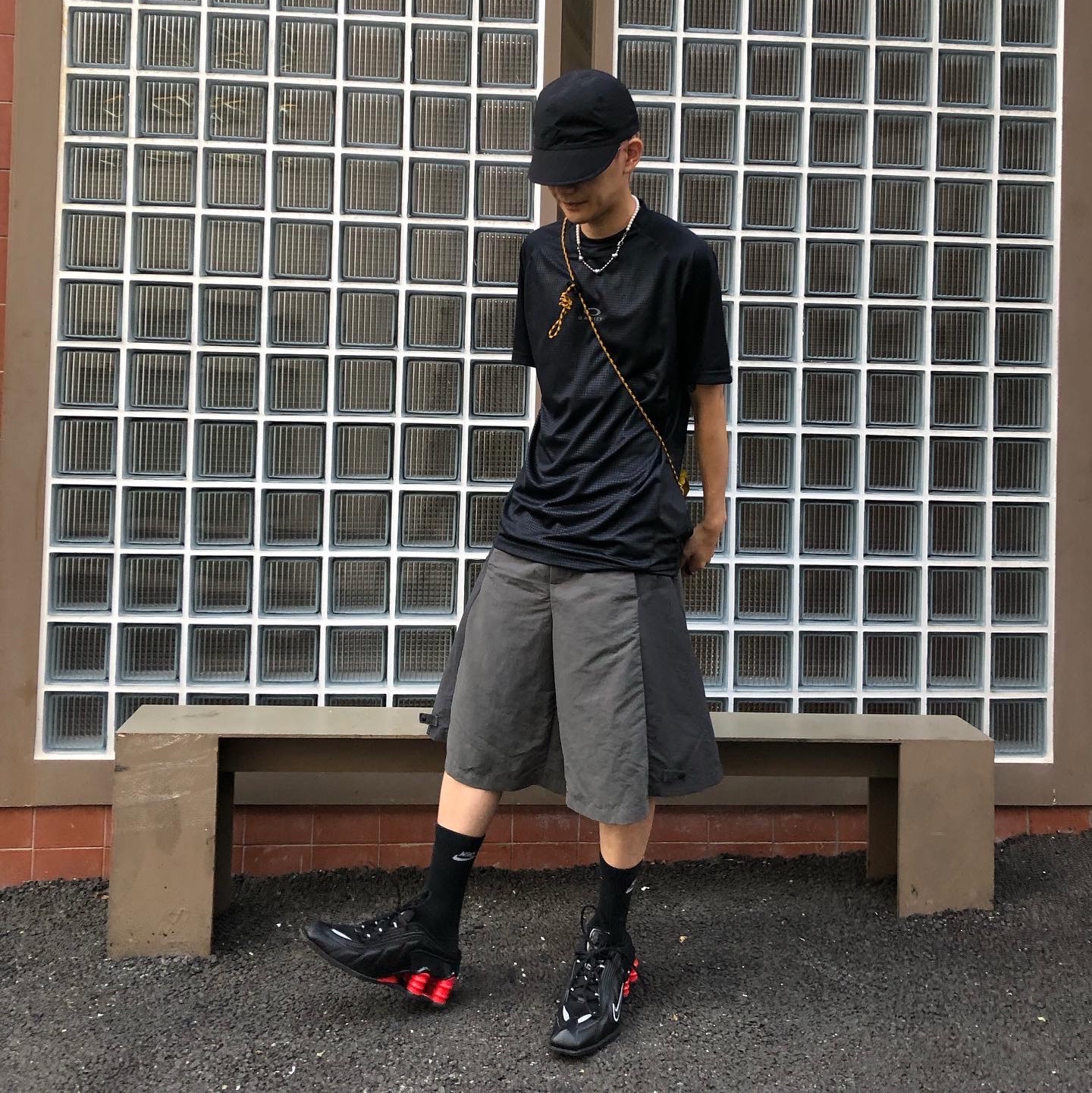 Nike x Martine Rose Shox MR4 Black 착용 스타일 - 3
