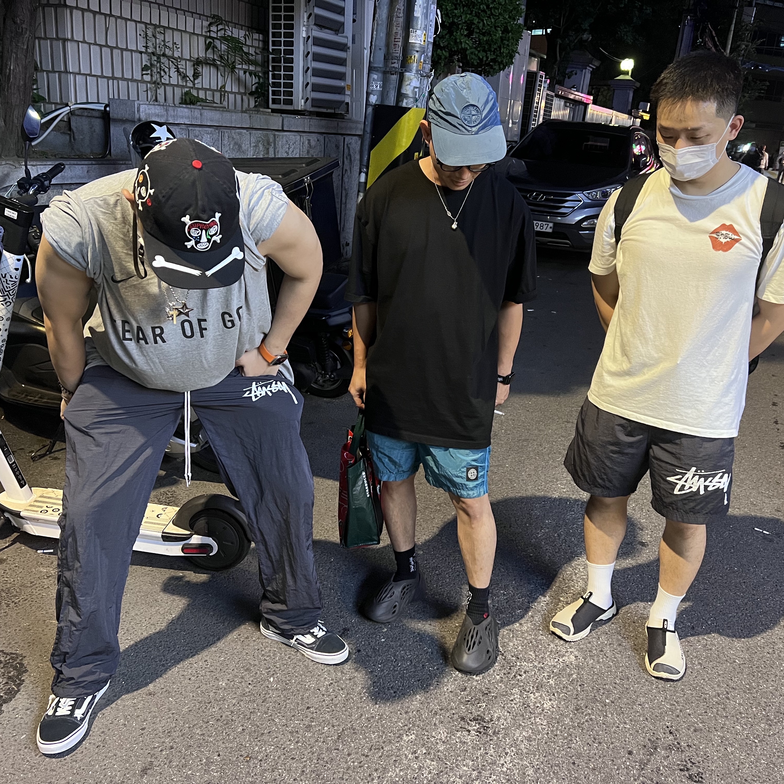 Supreme x Clayton Patterson Skulls 5-Panel Black - 21SS, Nike x Fear of God Warm Up T-Shirt Dark Grey Heather 착용 스타일