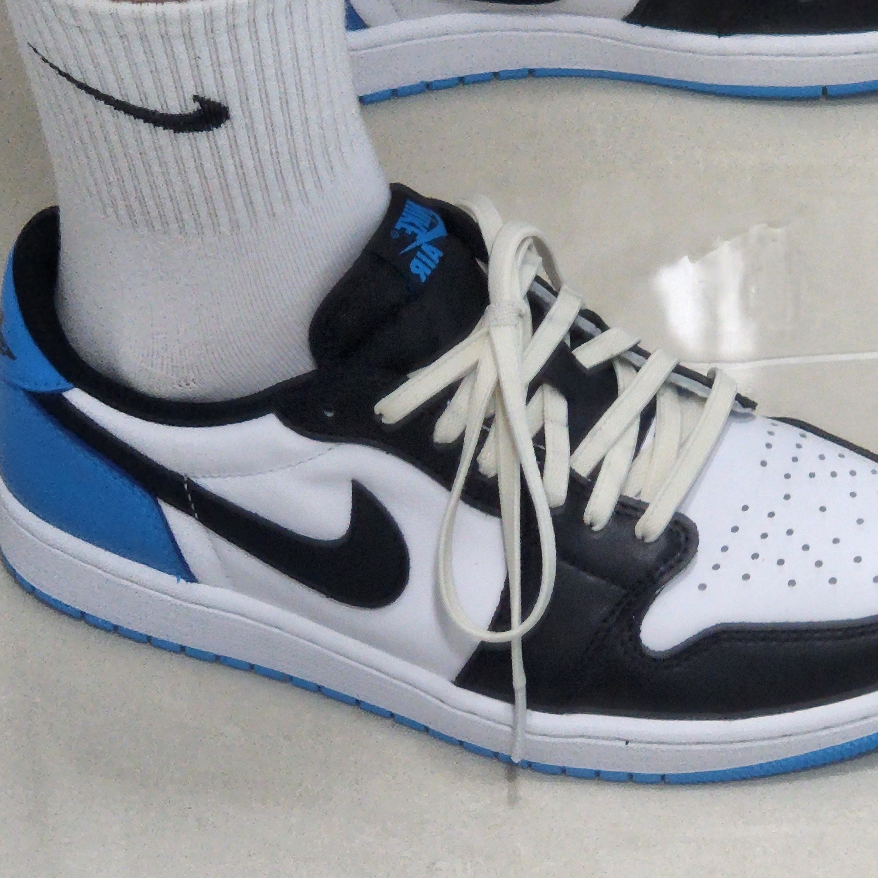 Jordan 1 Retro Low OG Black and Dark Powder Blue 착용 스타일