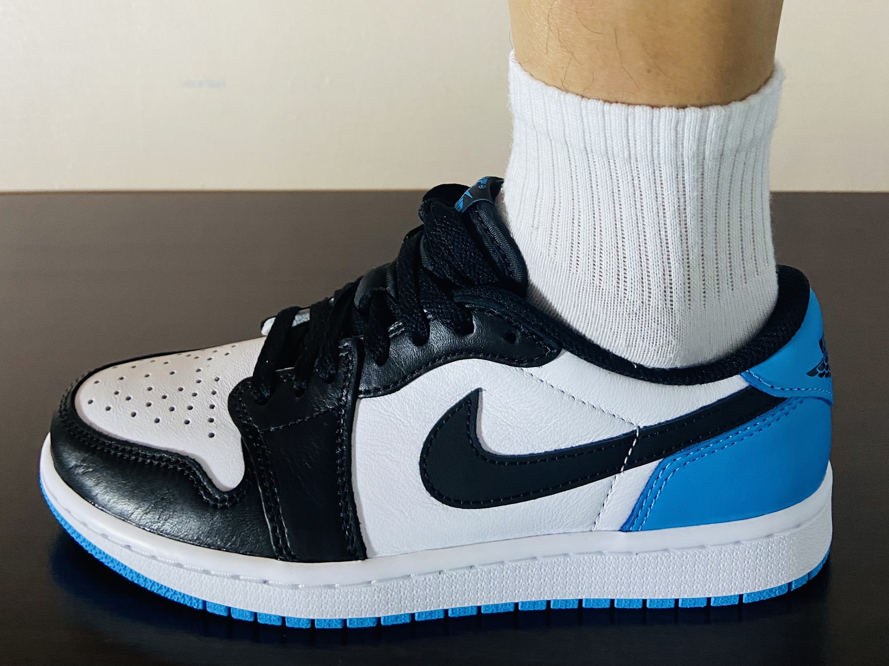 Jordan 1 Retro Low OG Black and Dark Powder Blue 착용 스타일