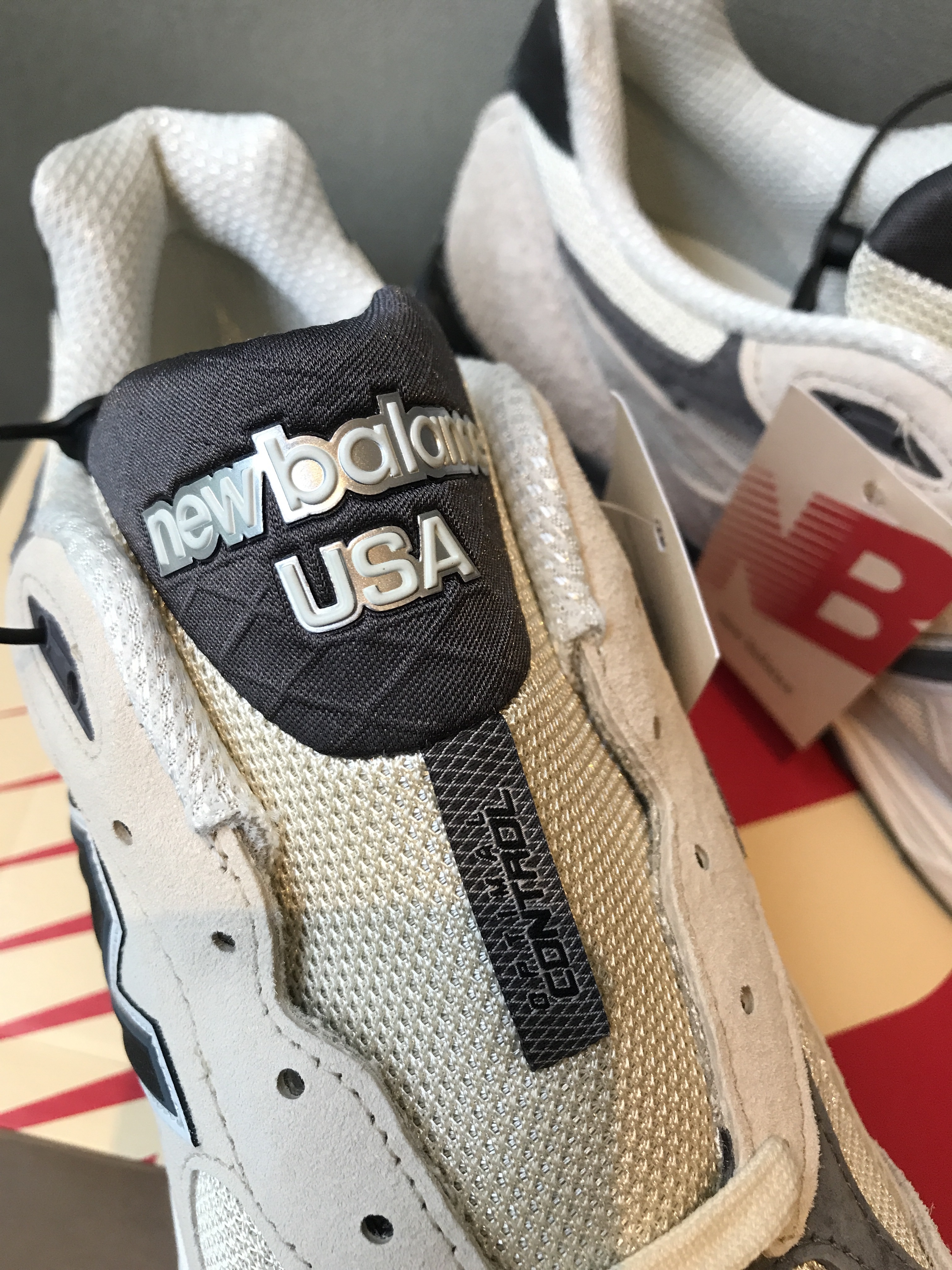 New Balance 990v3 Made in USA Moonbeam Macadamia Nut 착용 스타일 - 2