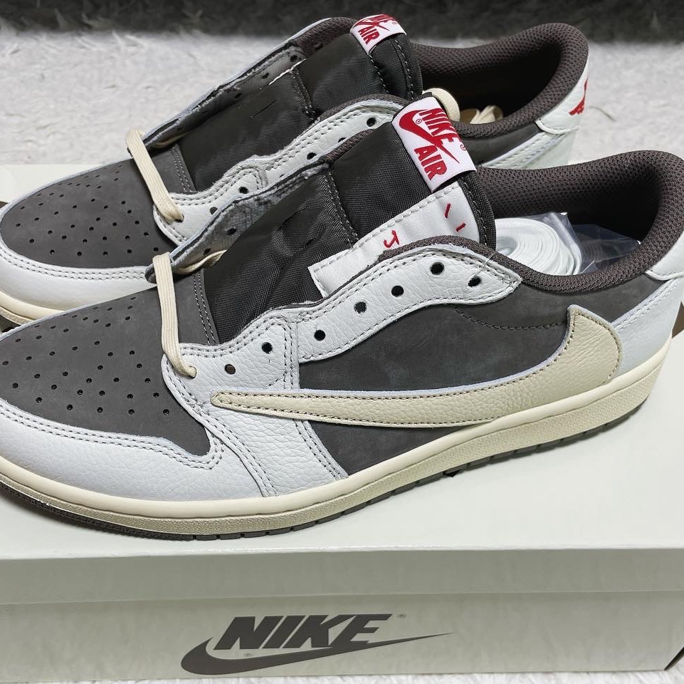 Jordan 1 x Travis Scott Retro Low OG SP Sail and Ridgerock 착용 스타일 - 4