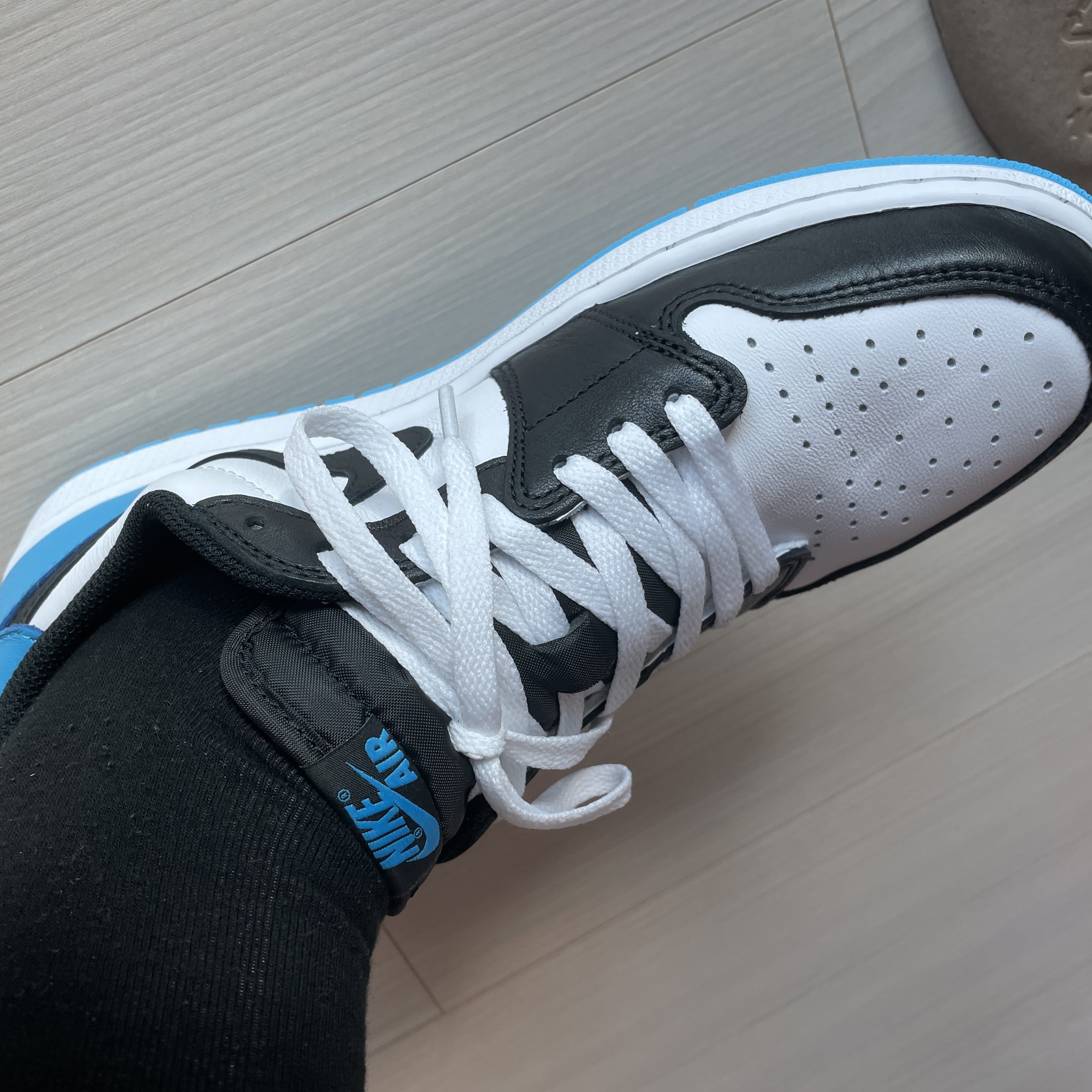 Jordan 1 Retro Low OG Black and Dark Powder Blue 착용 스타일 - 4