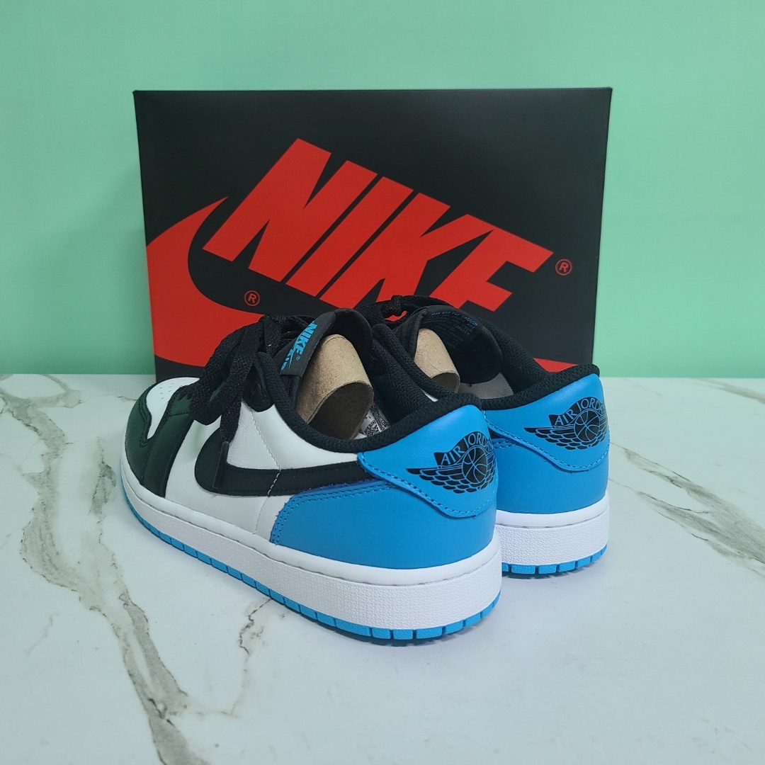 Jordan 1 Retro Low OG Black and Dark Powder Blue 착용 스타일 - 4