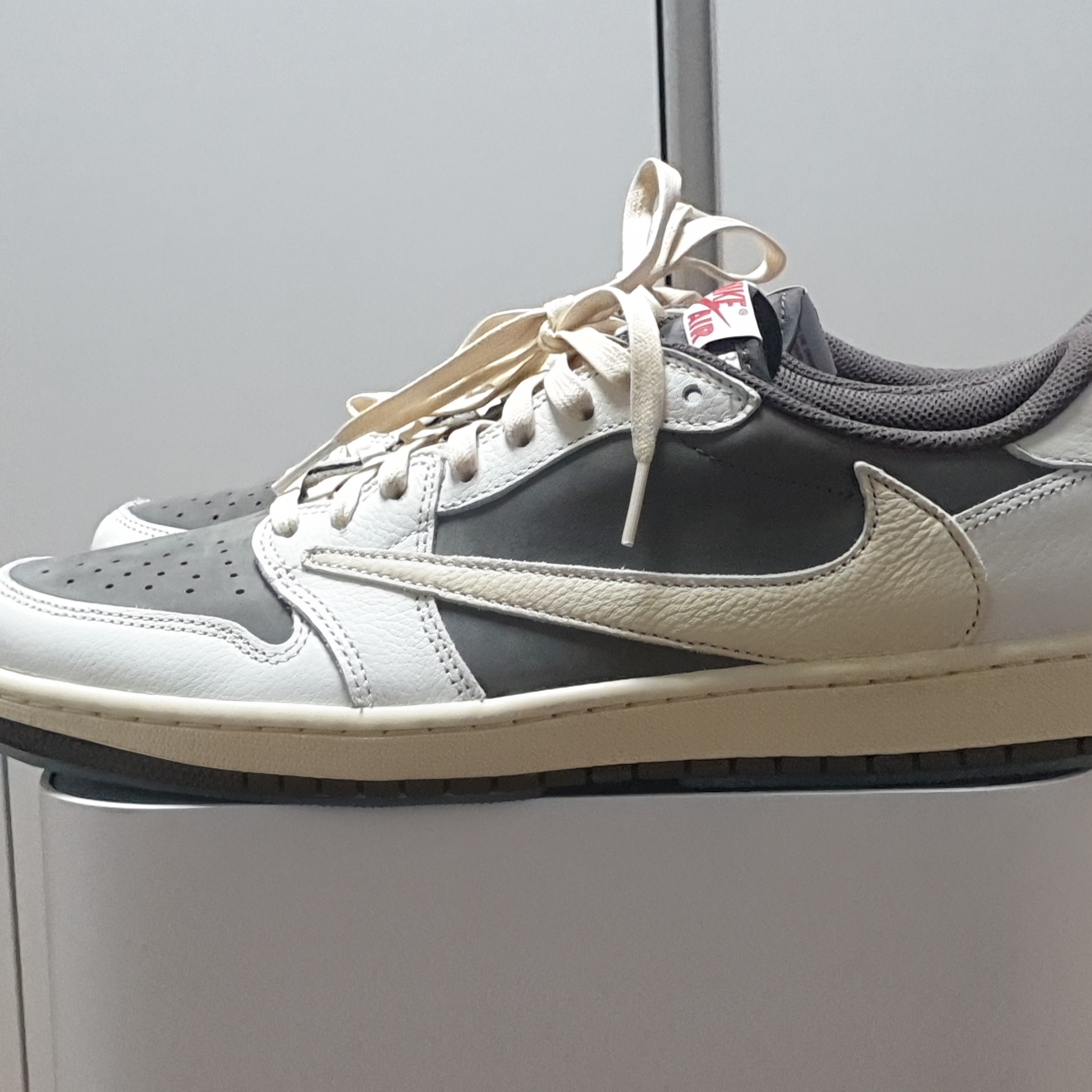 Jordan 1 x Travis Scott Retro Low OG SP Sail and Ridgerock 착용 스타일 - 2