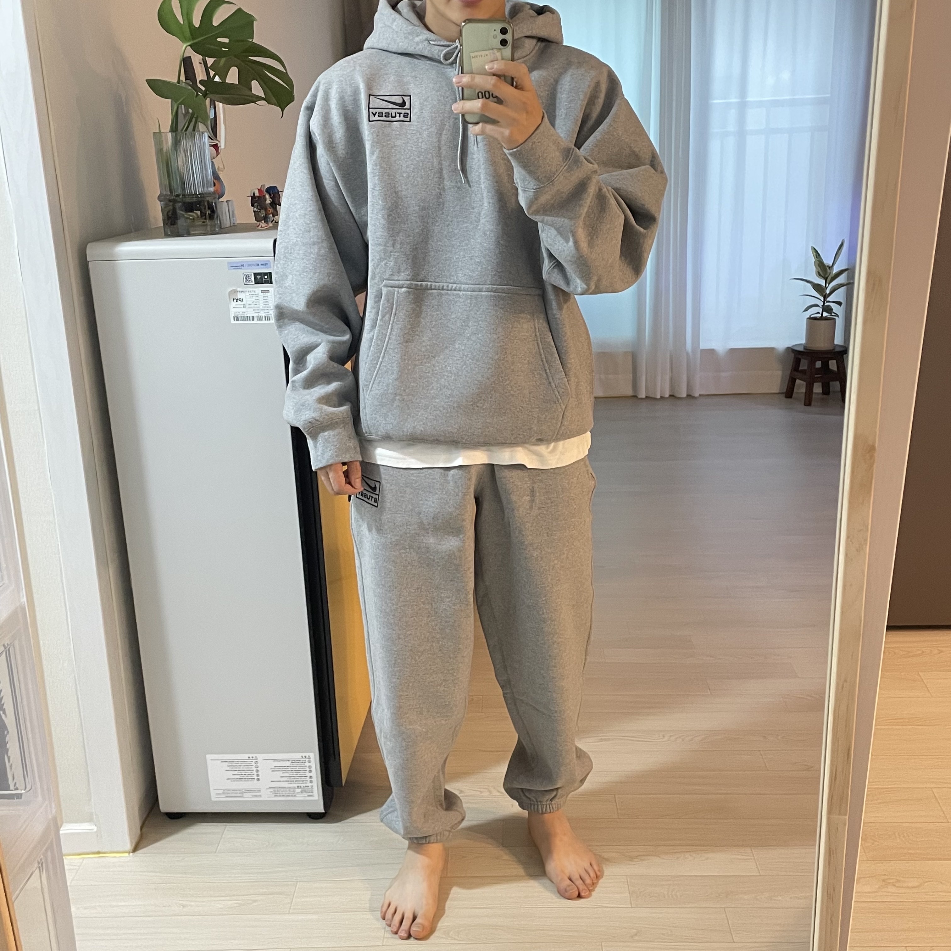 Nike x Stussy NRG RA Pullover Hoodie Dark Grey Heather (DJ9488-063), Nike x Stussy NRG RA Fleece Pants Dark Grey Heather (DJ9490-063) 착용 스타일