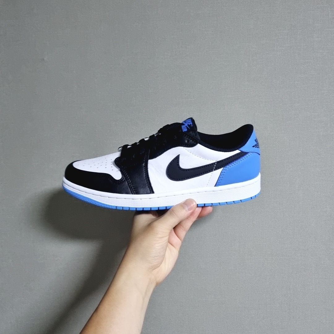 Jordan 1 Retro Low OG Black and Dark Powder Blue 착용 스타일 - 1