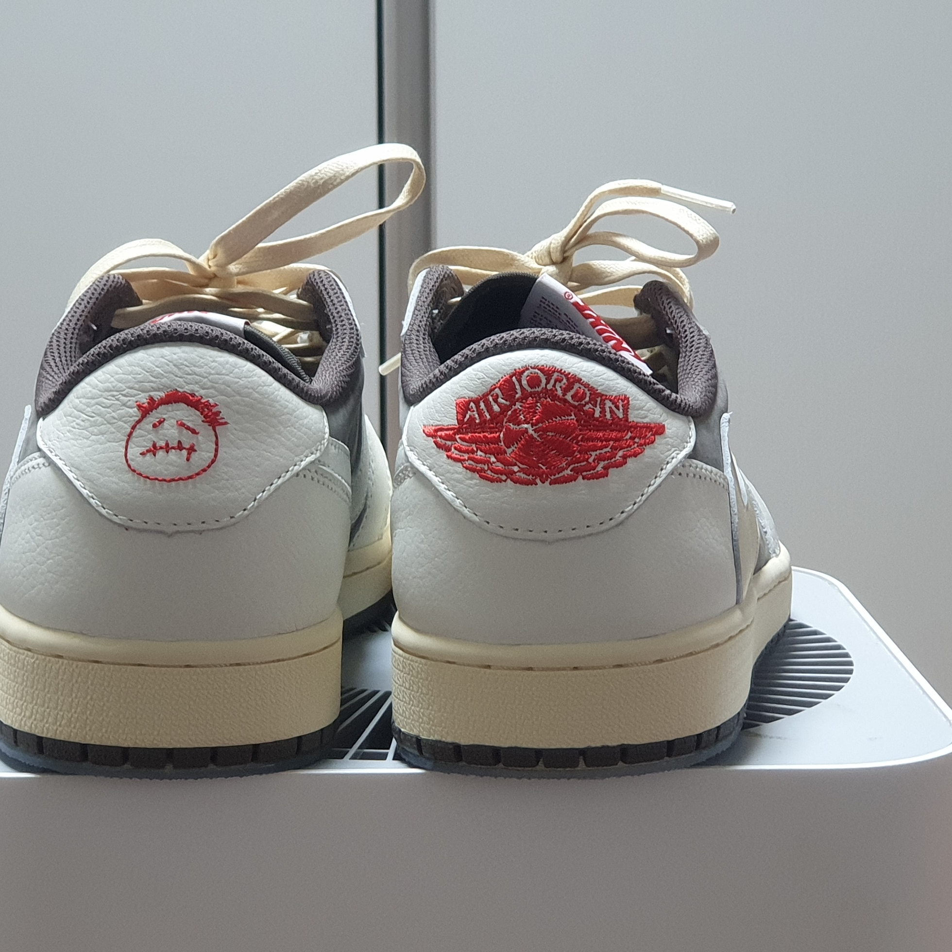 Jordan 1 x Travis Scott Retro Low OG SP Sail and Ridgerock 착용 스타일 - 3