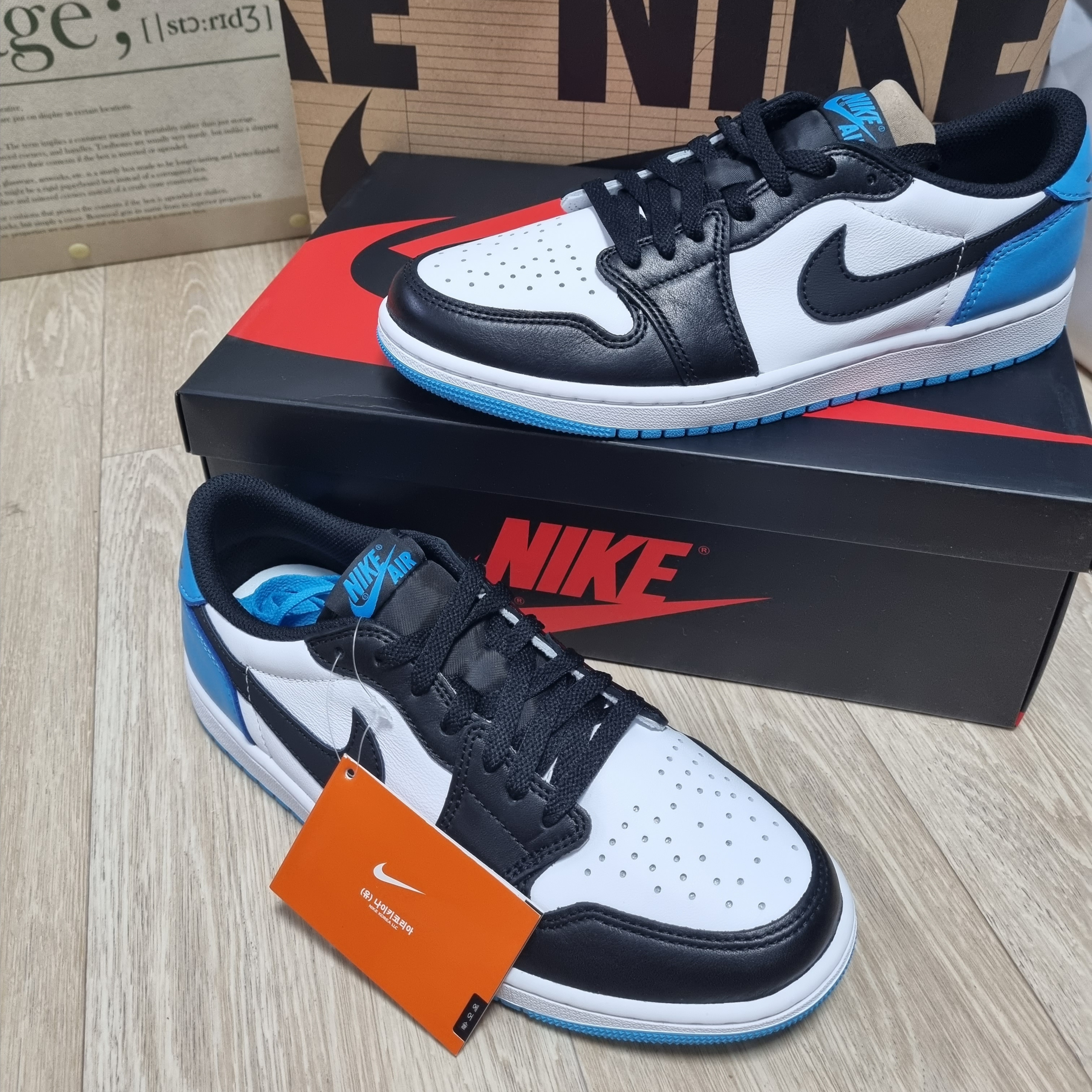 Jordan 1 Retro Low OG Black and Dark Powder Blue 착용 스타일