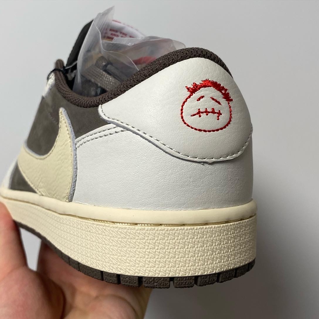 Jordan 1 x Travis Scott Retro Low OG SP Sail and Ridgerock 착용 스타일 - 2