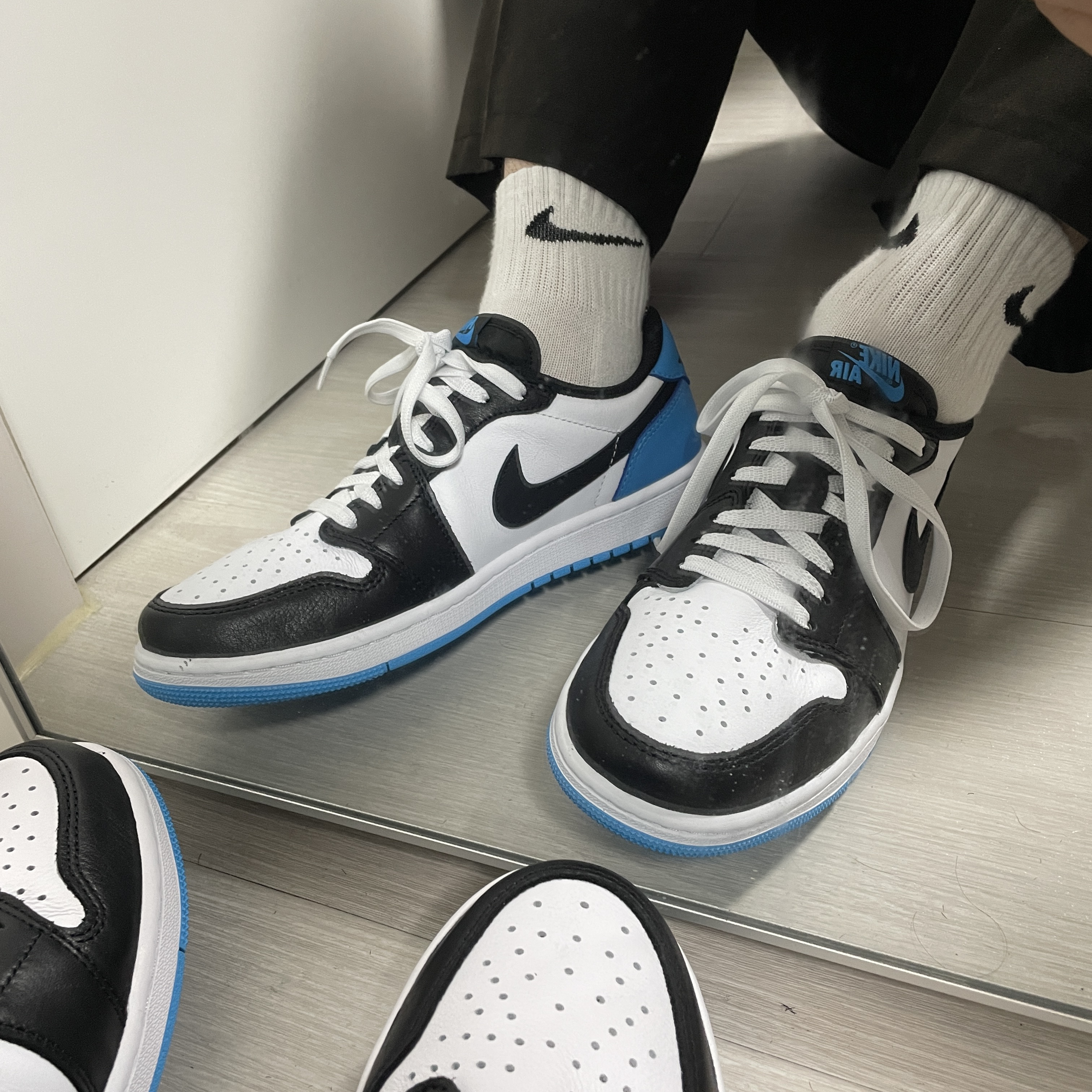 Jordan 1 Retro Low OG Black and Dark Powder Blue 착용 스타일