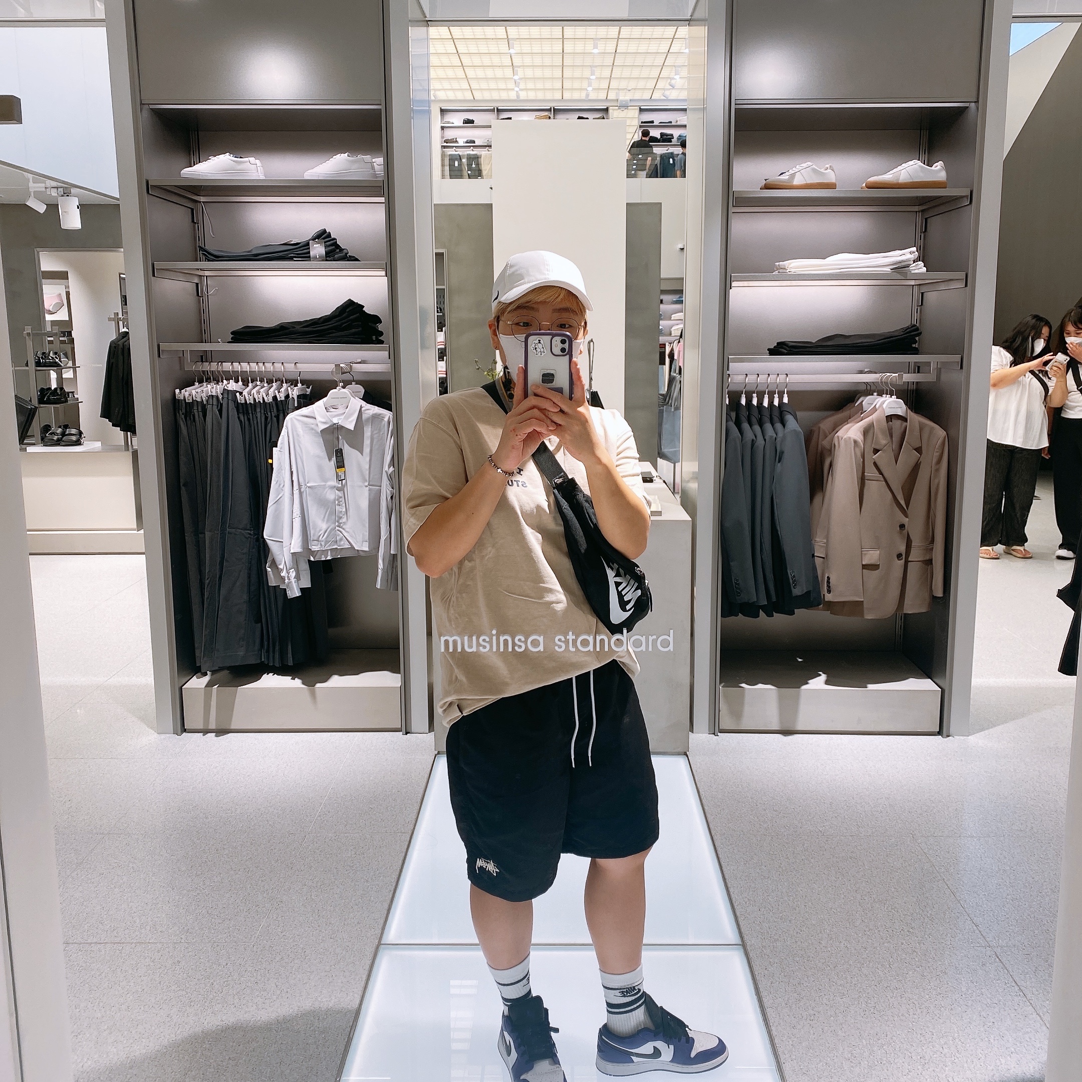 Nike x Drake Nocta Cardinal Stock Essential Cap White, IAB Studio Pigment T-Shirt Oatmeal 착용 스타일