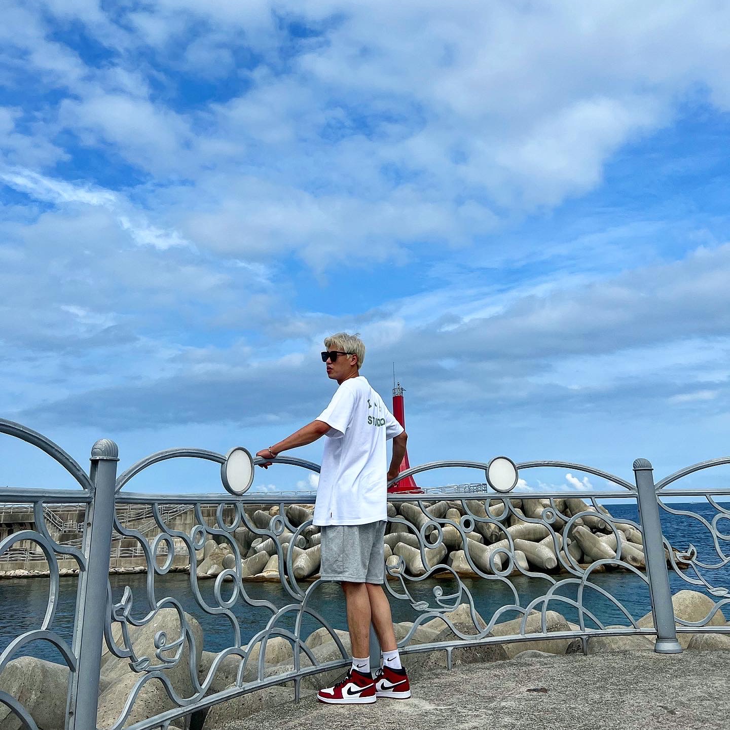 IAB Studio T-Shirt White Light Green, Jordan 1 Mid Chicago 2020 착용 스타일 - 2