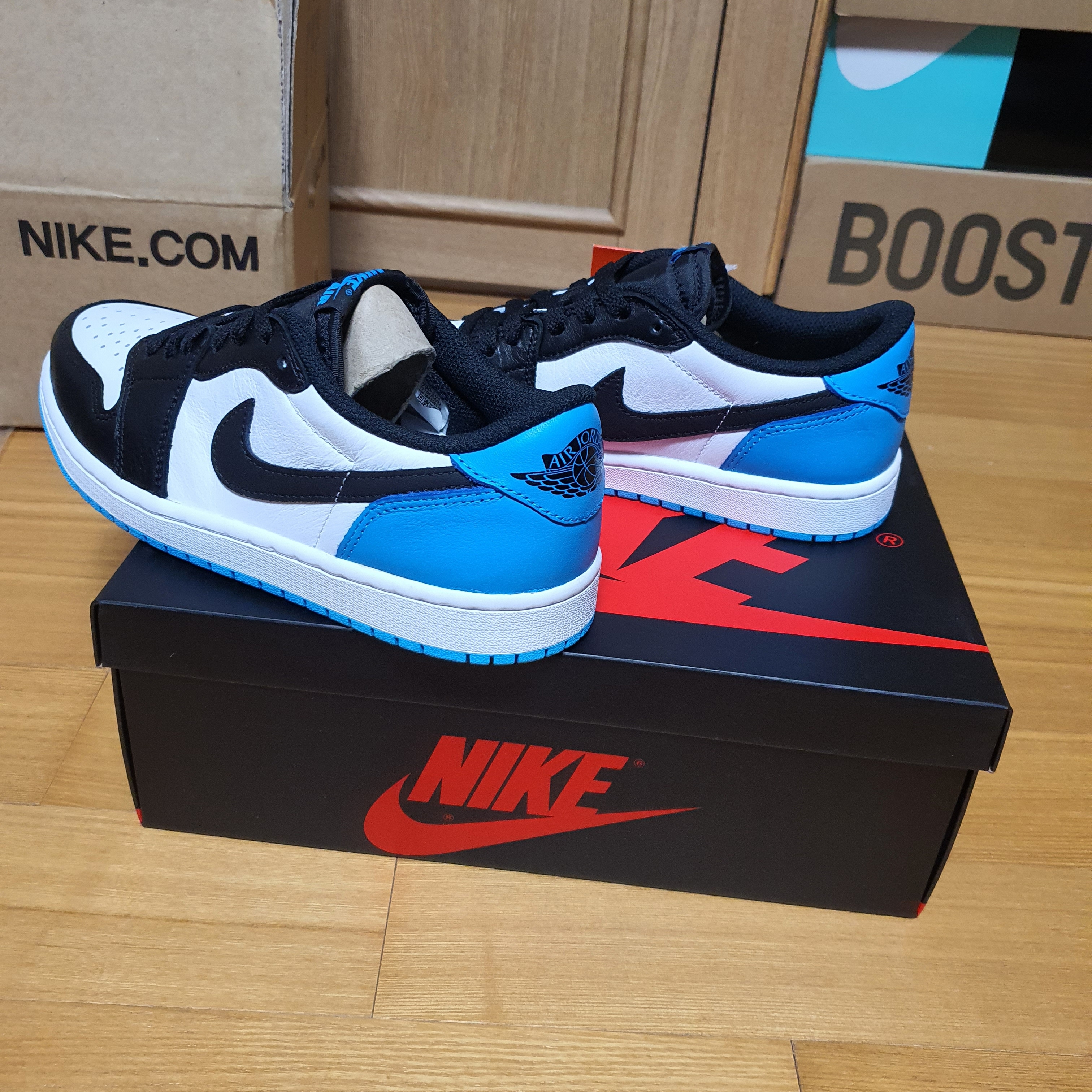 Jordan 1 Retro Low OG Black and Dark Powder Blue 착용 스타일 - 2