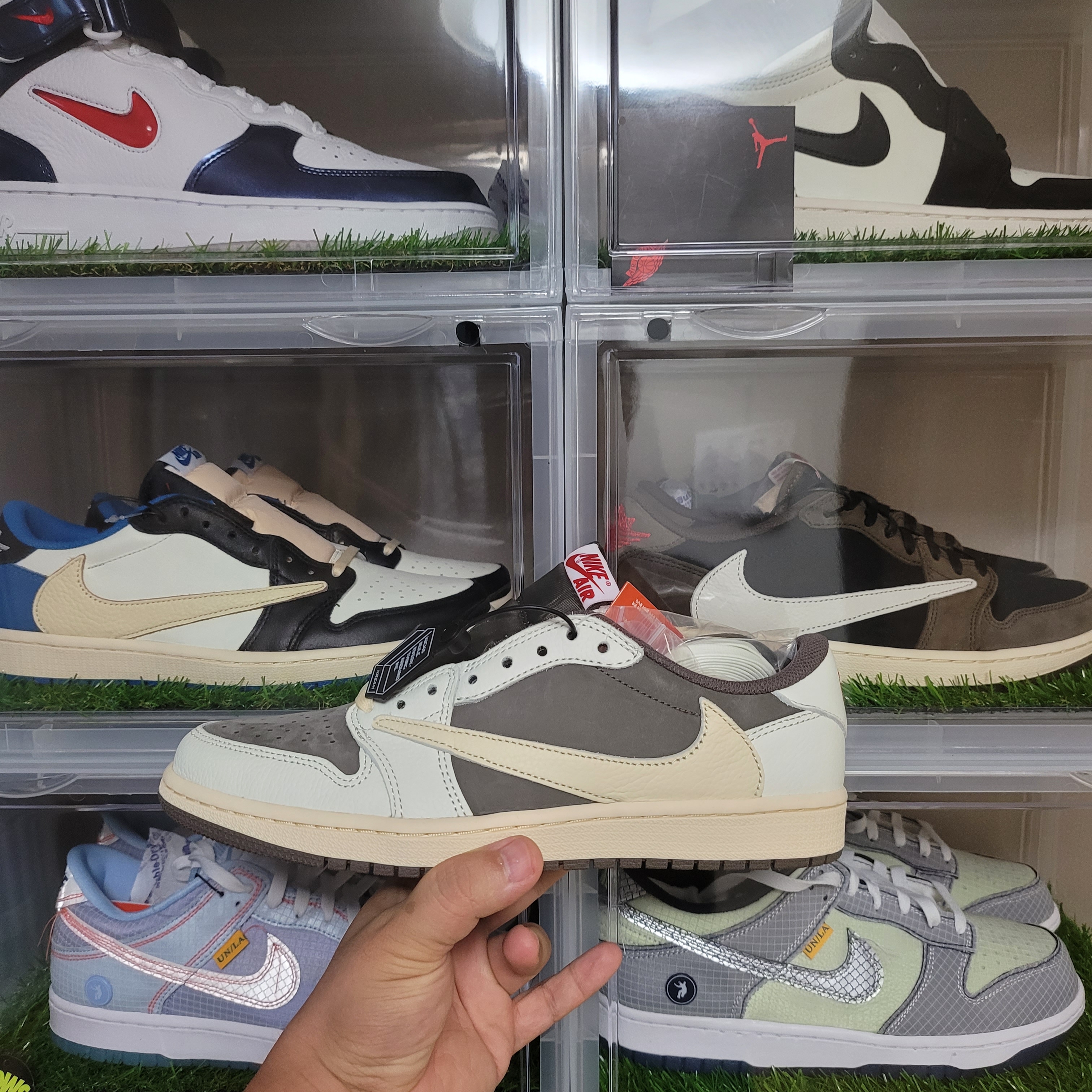 Jordan 1 x Travis Scott Retro Low OG SP Sail and Ridgerock 착용 스타일 - 3