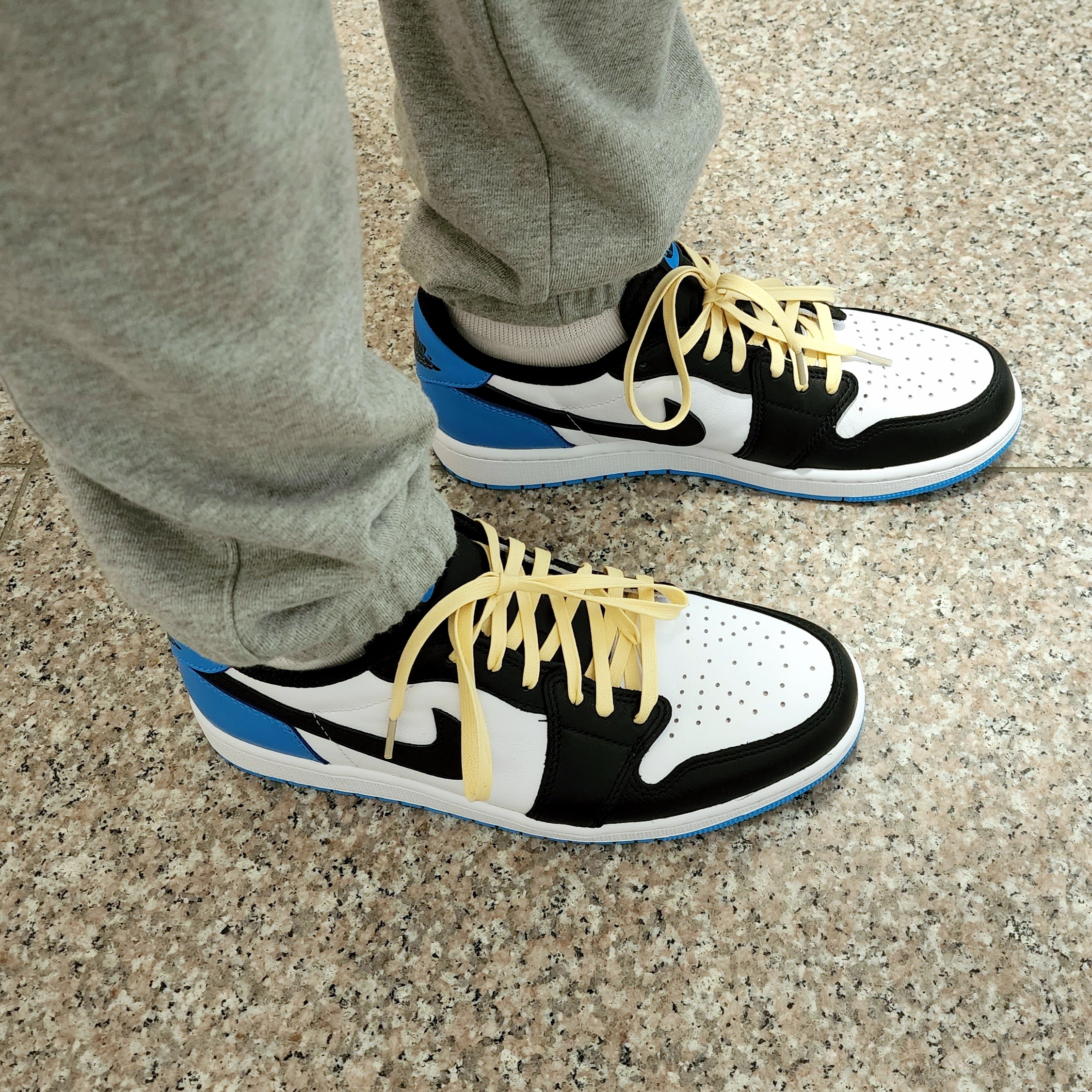 Jordan 1 Retro Low OG Black and Dark Powder Blue 착용 스타일