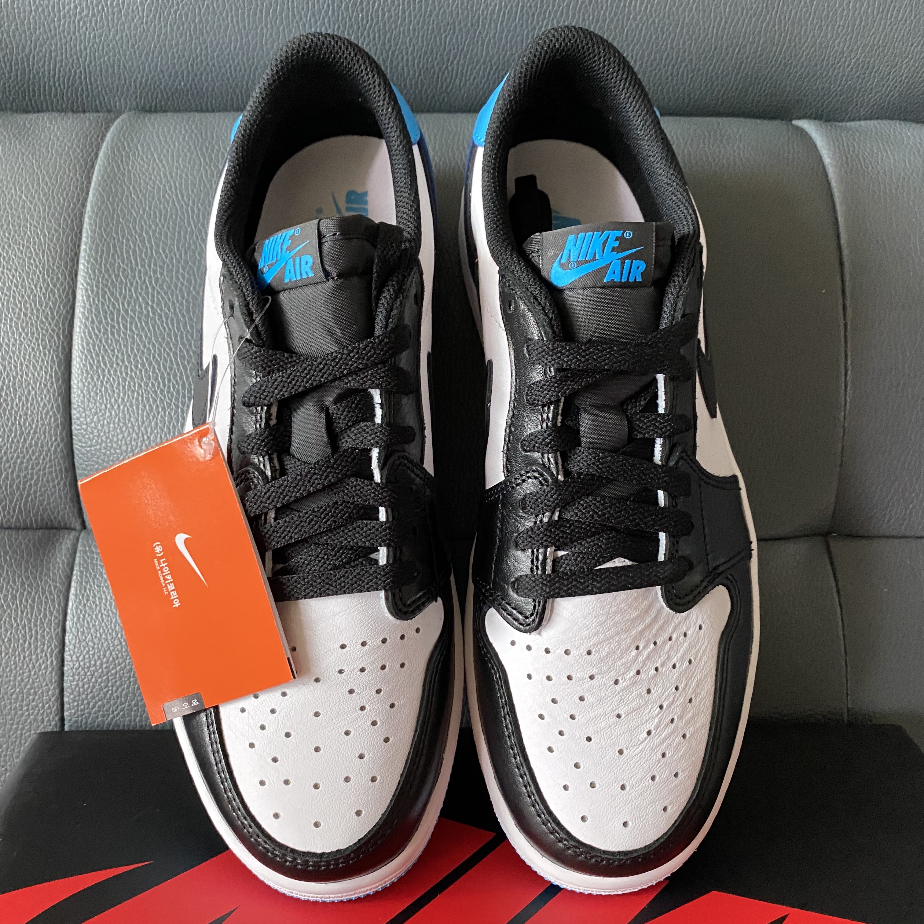 Jordan 1 Retro Low OG Black and Dark Powder Blue 착용 스타일 - 2