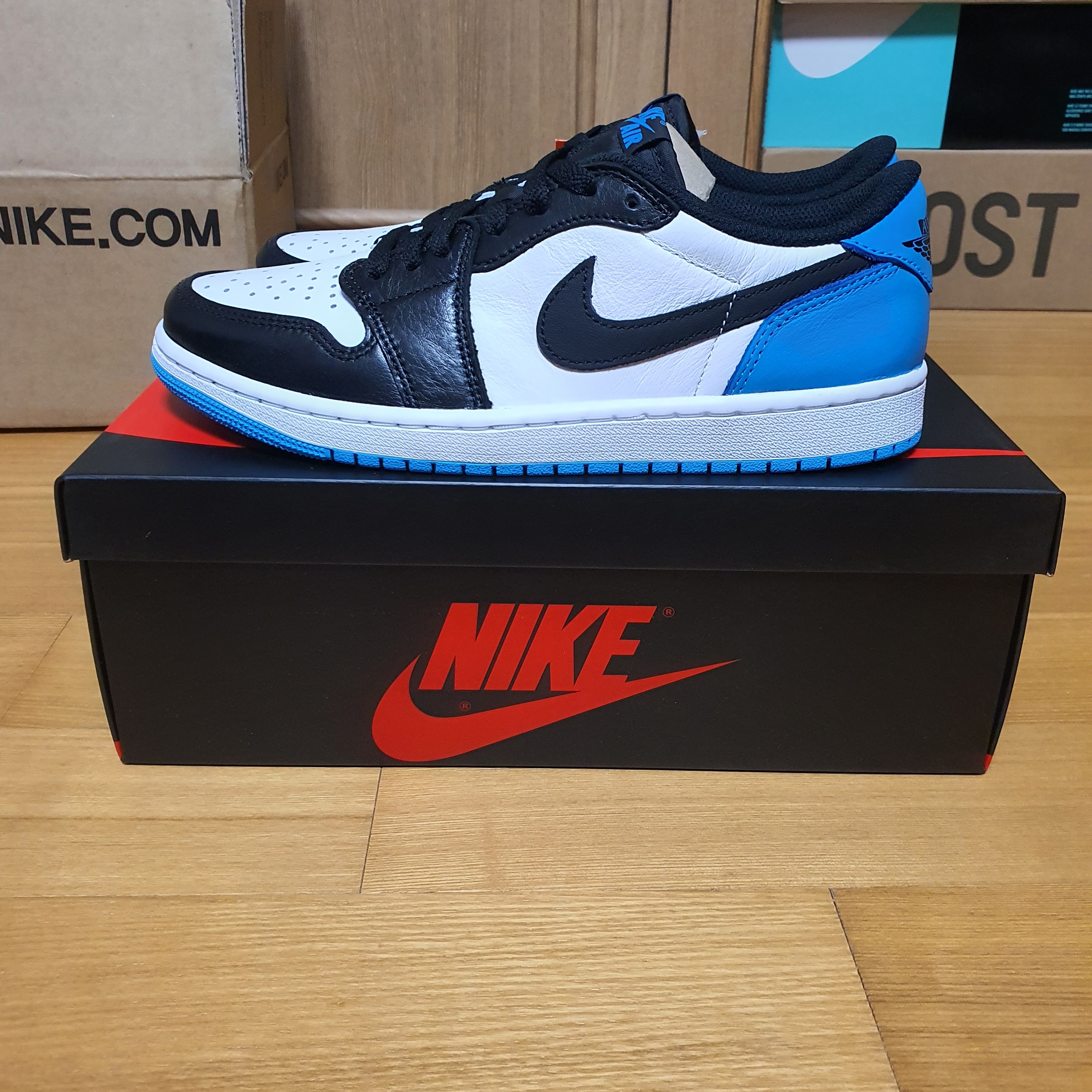 Jordan 1 Retro Low OG Black and Dark Powder Blue 착용 스타일 - 1