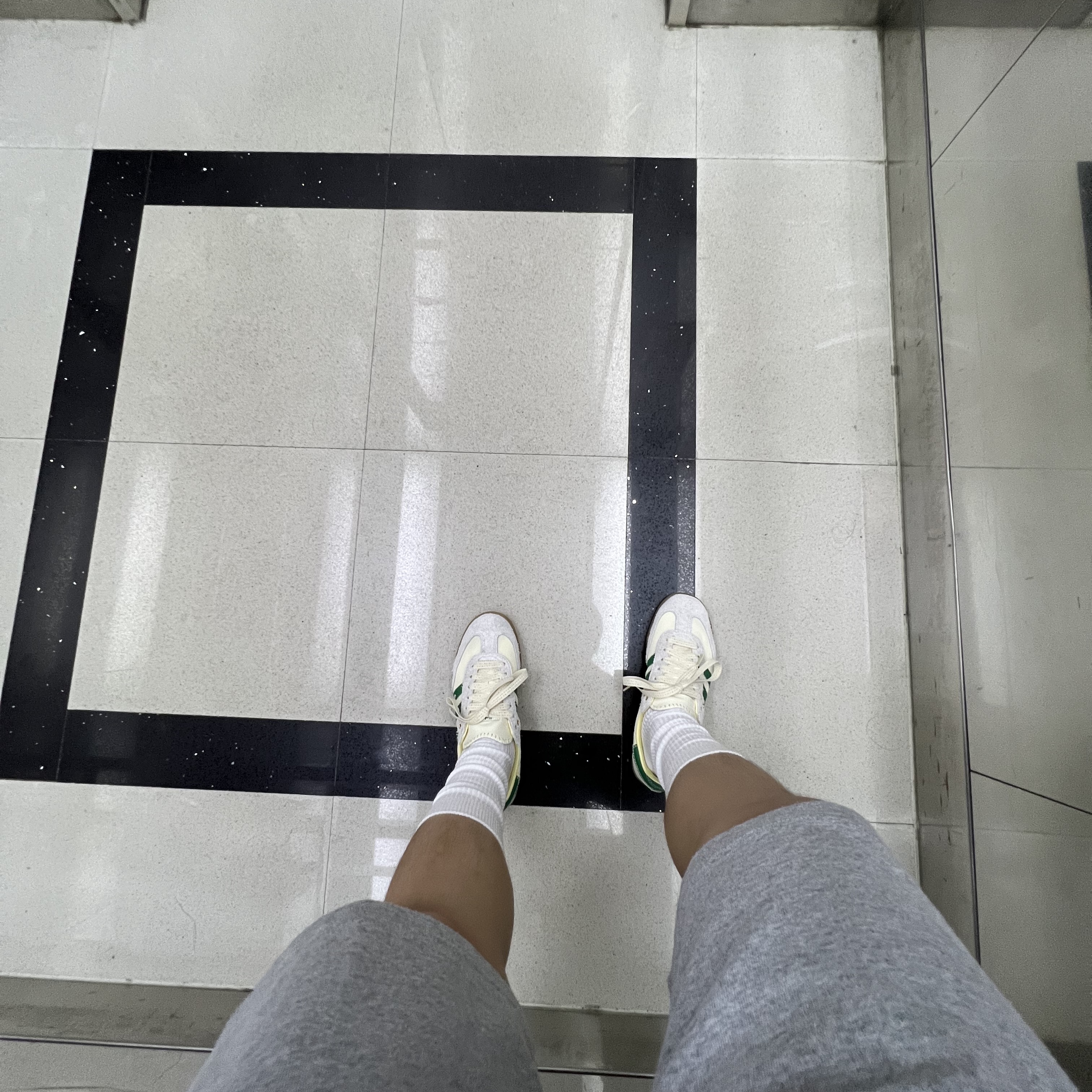 (W) Maison Margiela Kiki Slip-On Shoes Black, Adidas x Wales Bonner Samba Cream Green 착용 스타일 - 3