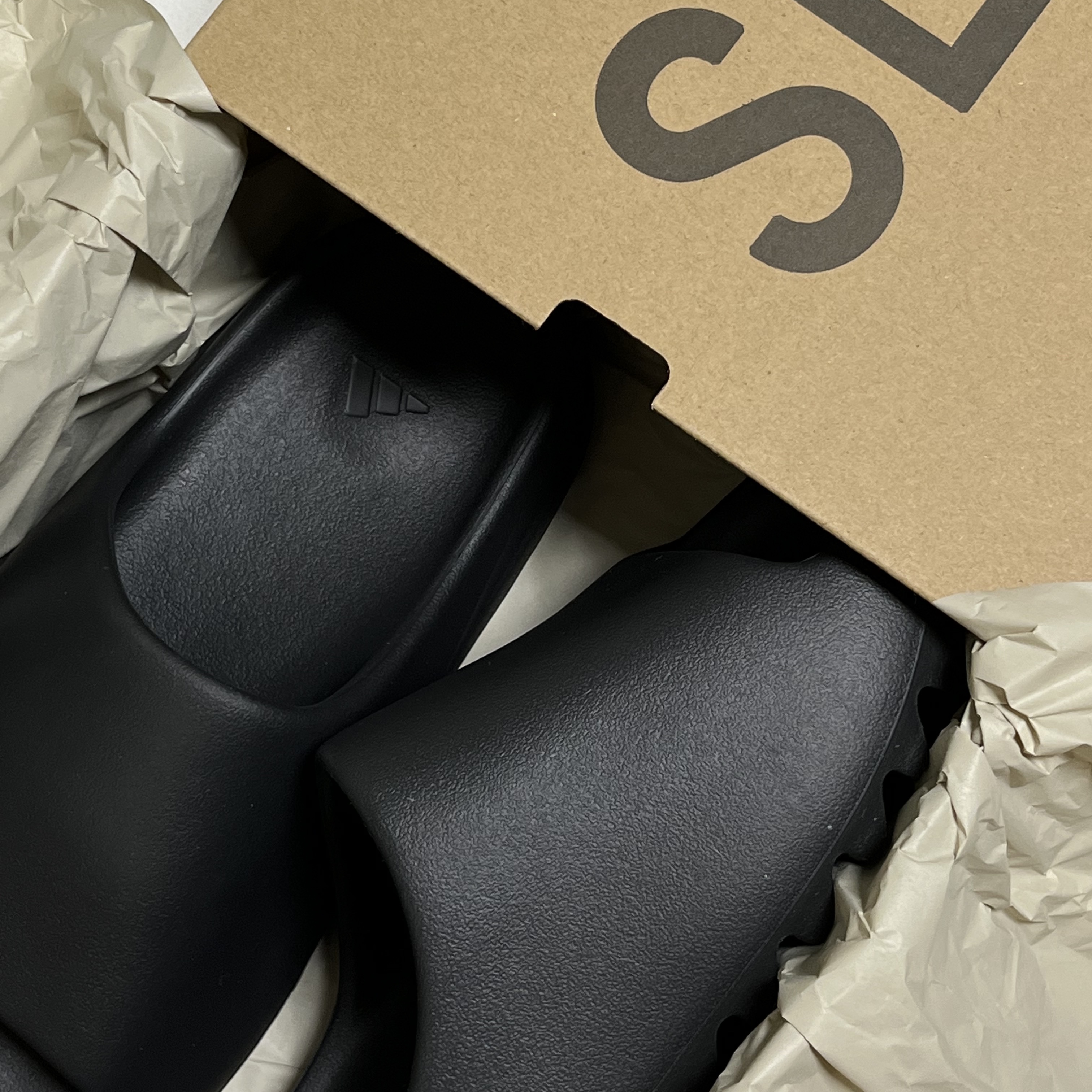 Adidas Yeezy Slide Onyx 착용 스타일
