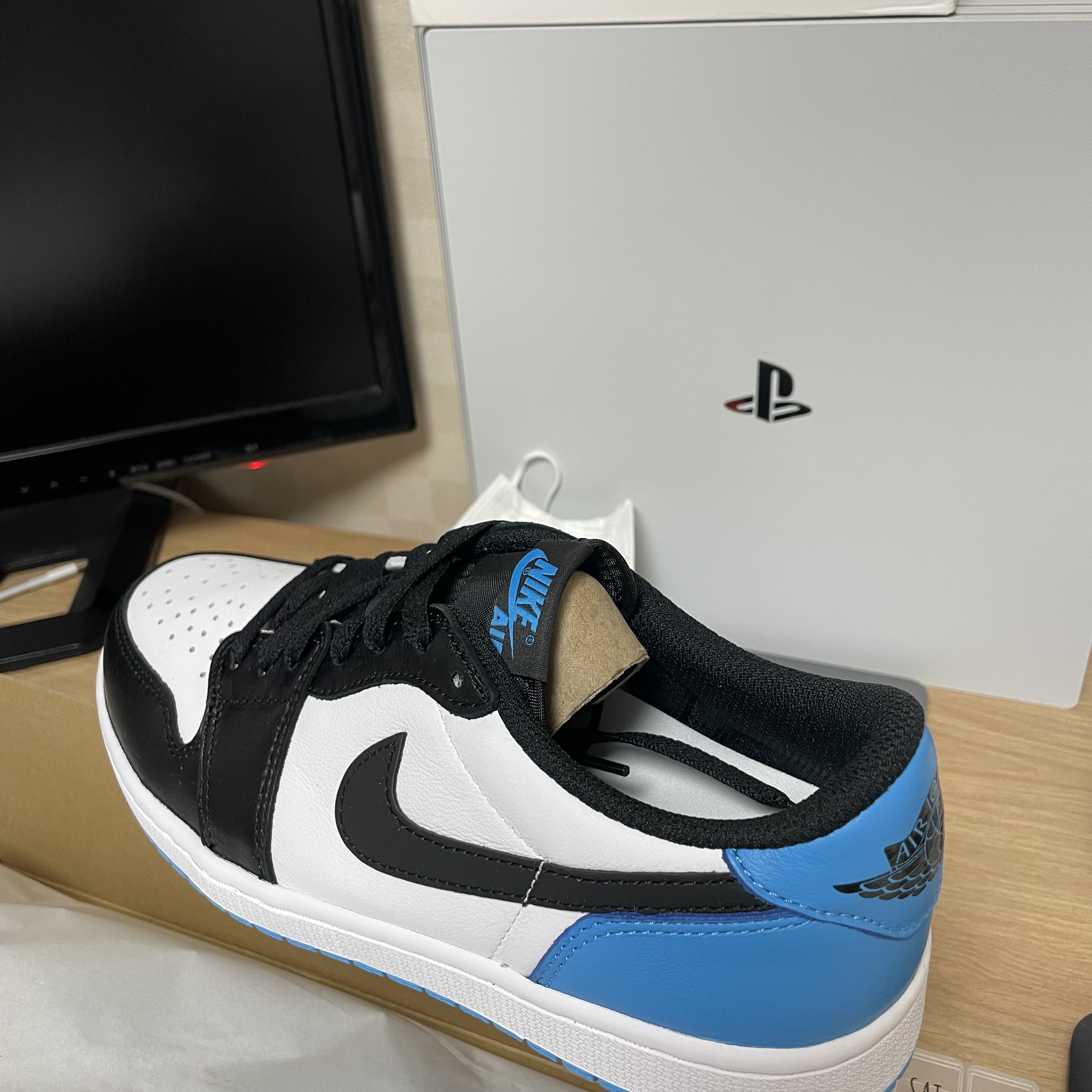Jordan 1 Retro Low OG Black and Dark Powder Blue 착용 스타일