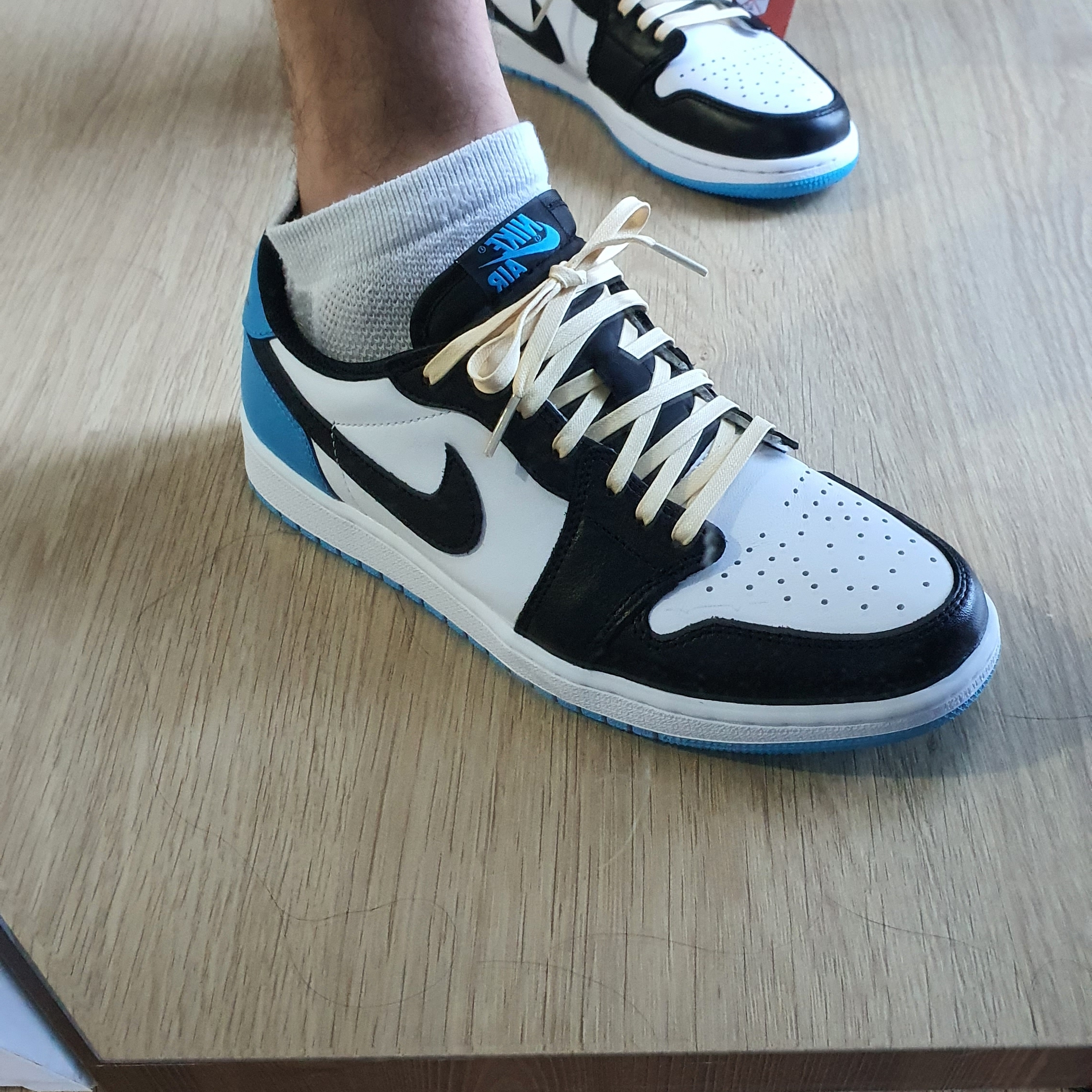 Jordan 1 Retro Low OG Black and Dark Powder Blue 착용 스타일 - 3