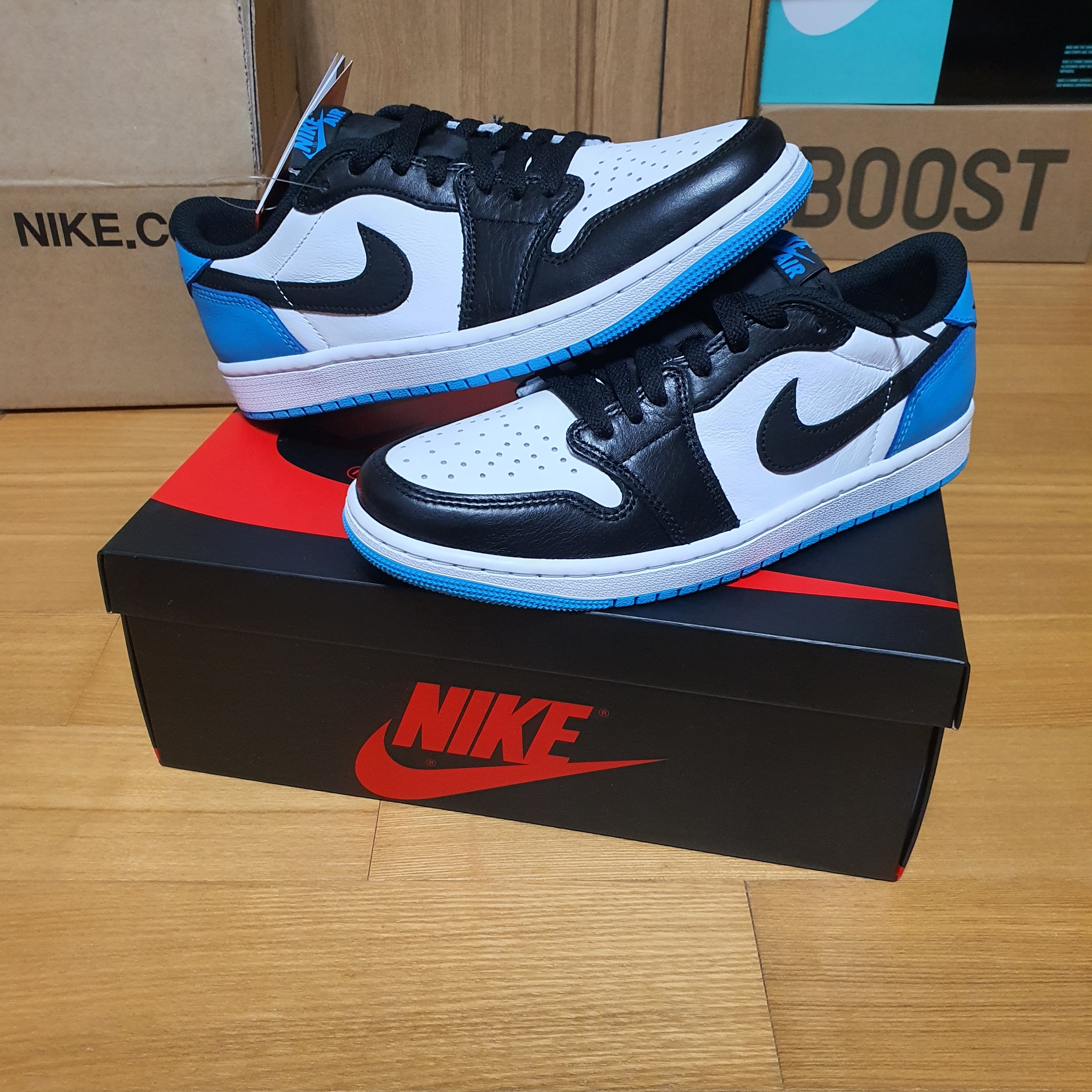 Jordan 1 Retro Low OG Black and Dark Powder Blue 착용 스타일 - 4