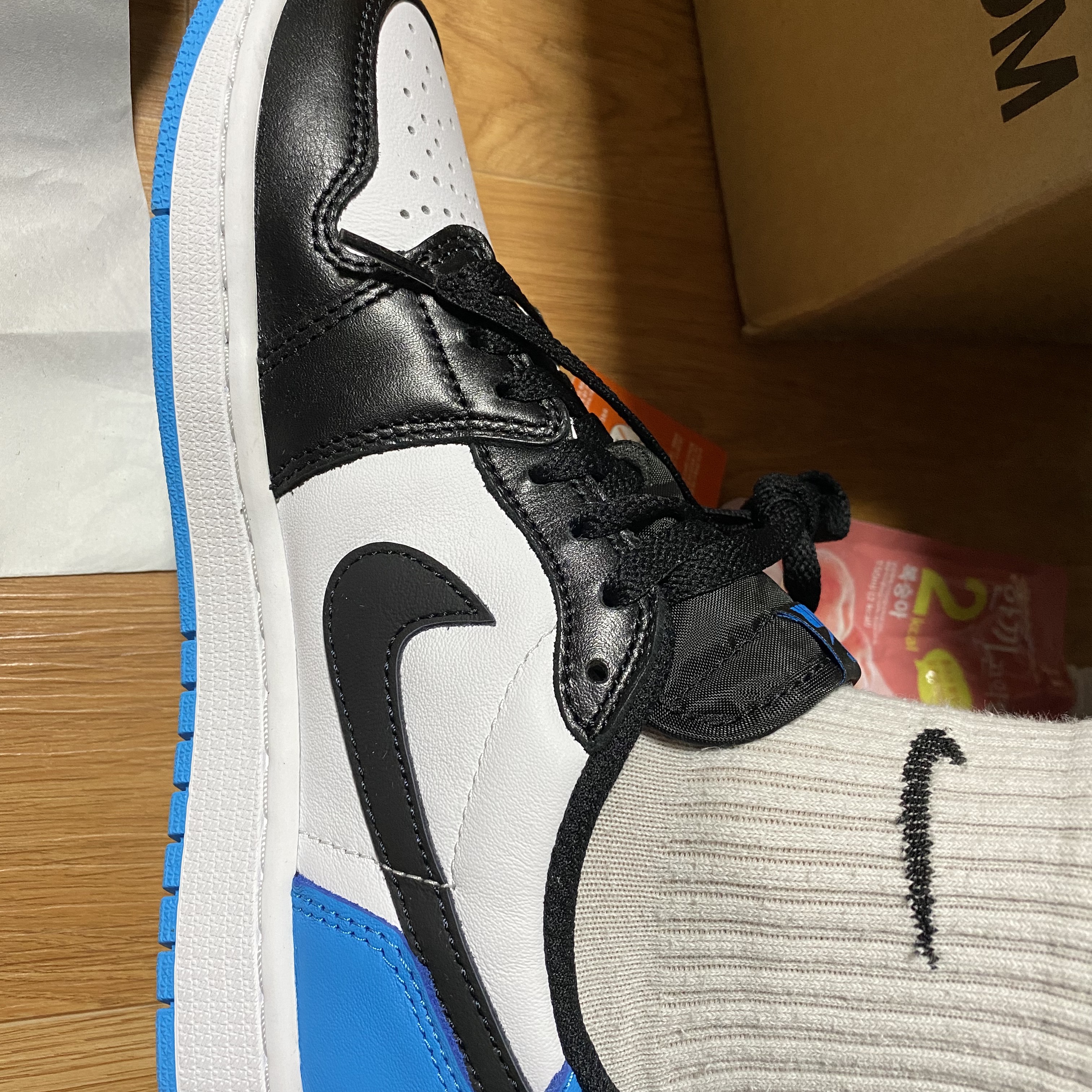 Jordan 1 Retro Low OG Black and Dark Powder Blue 착용 스타일 - 2