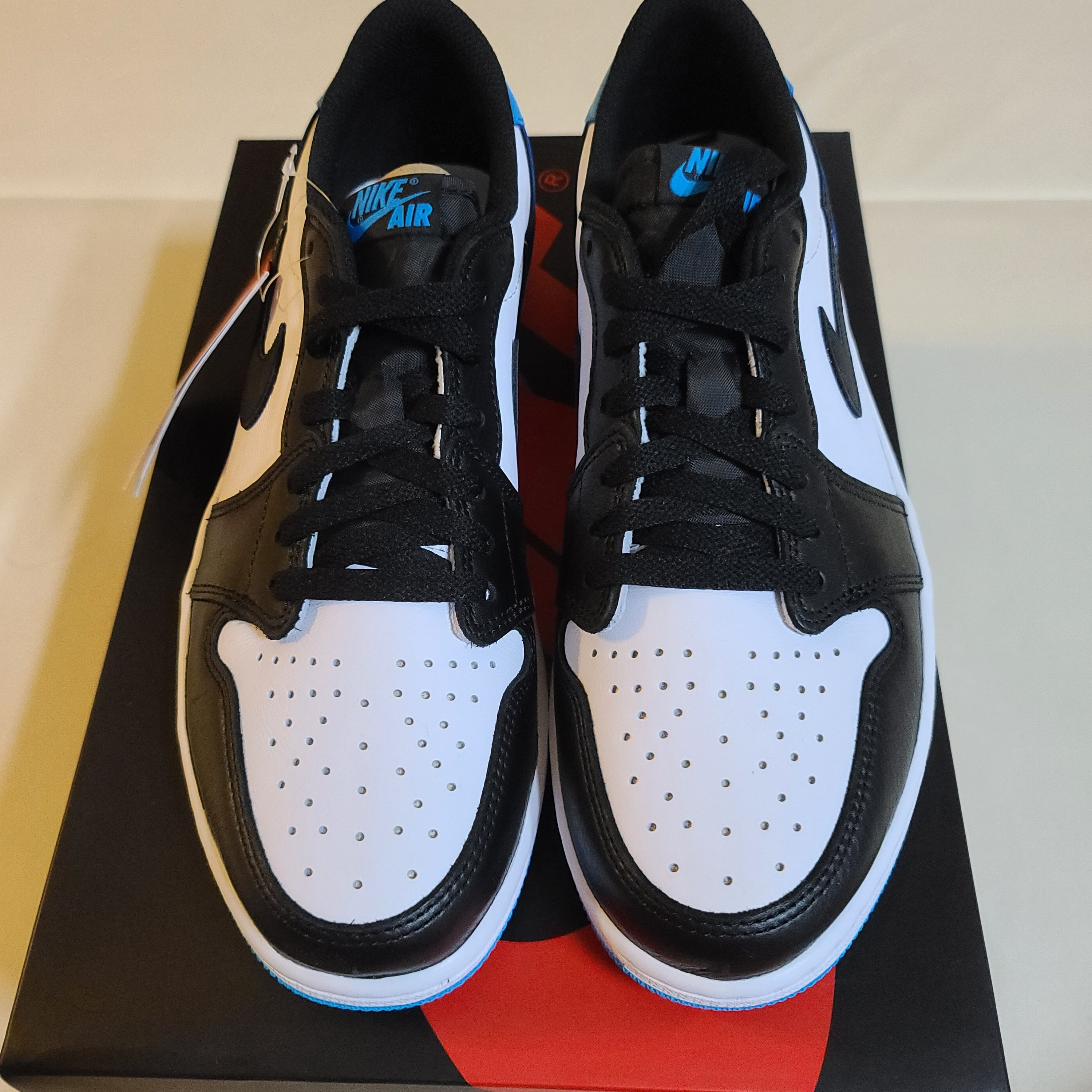 Jordan 1 Retro Low OG Black and Dark Powder Blue 착용 스타일 - 2