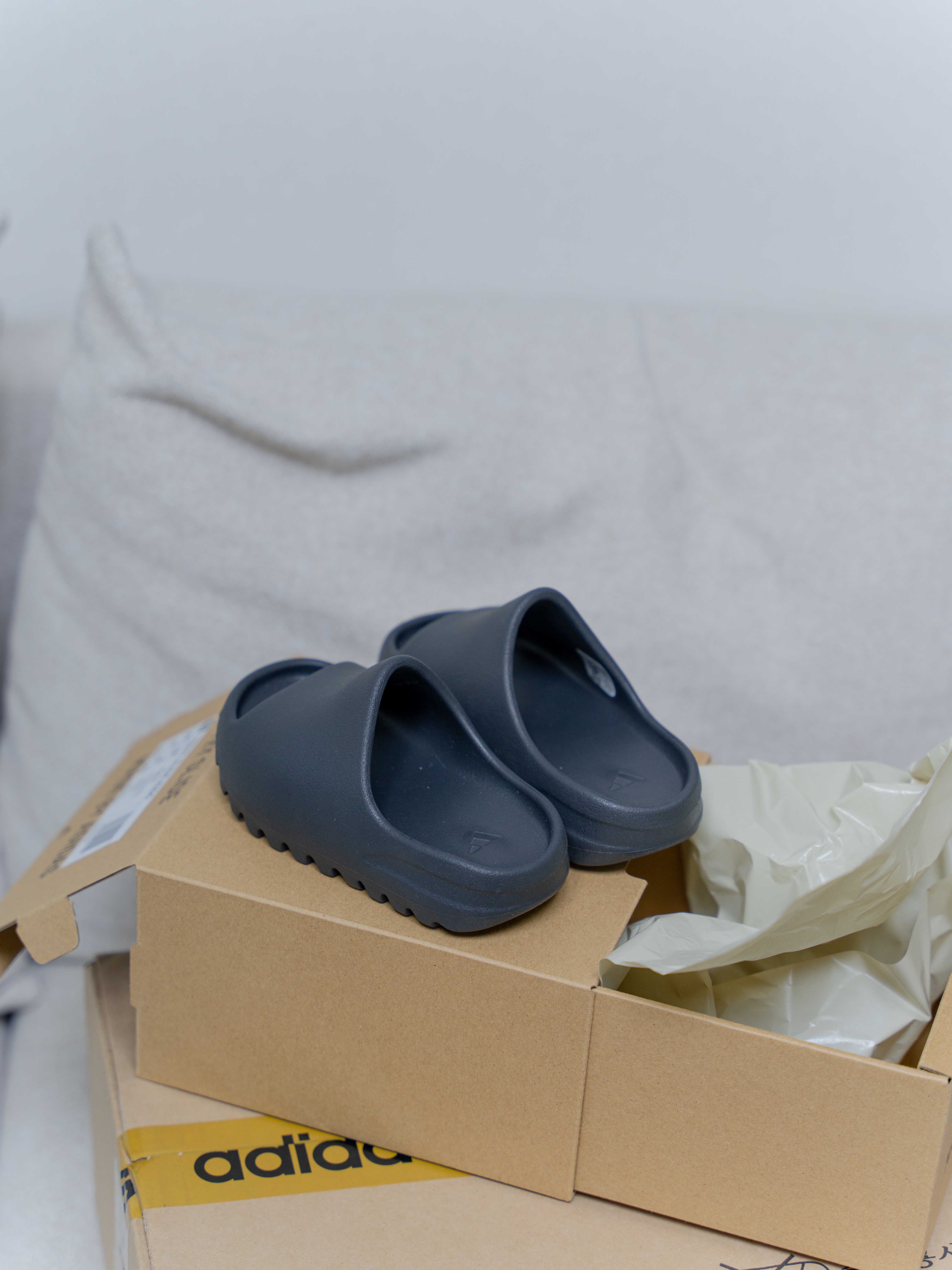 (Kids) Adidas Yeezy Slide Onyx 착용 스타일 - 2
