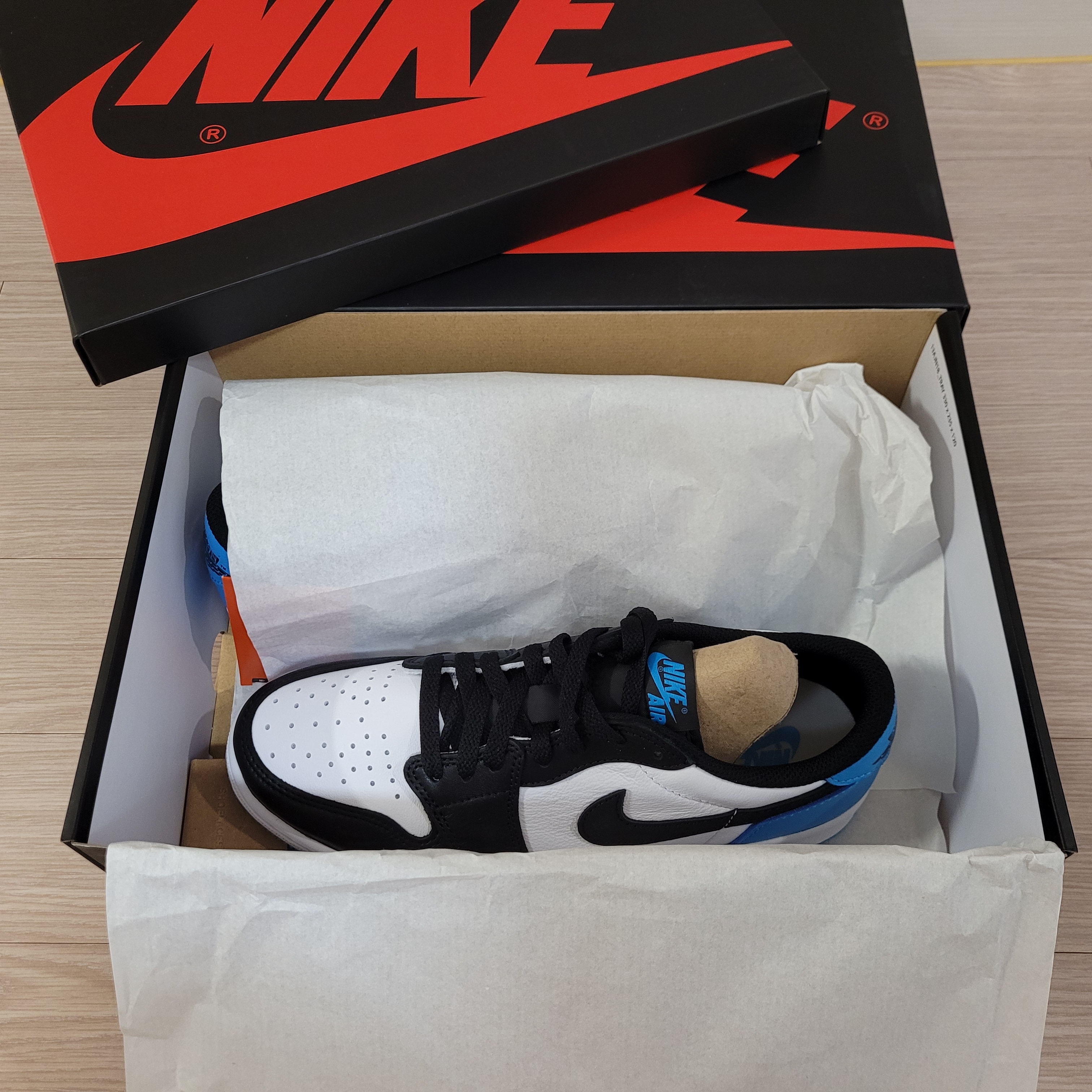 Jordan 1 Retro Low OG Black and Dark Powder Blue 착용 스타일 - 2