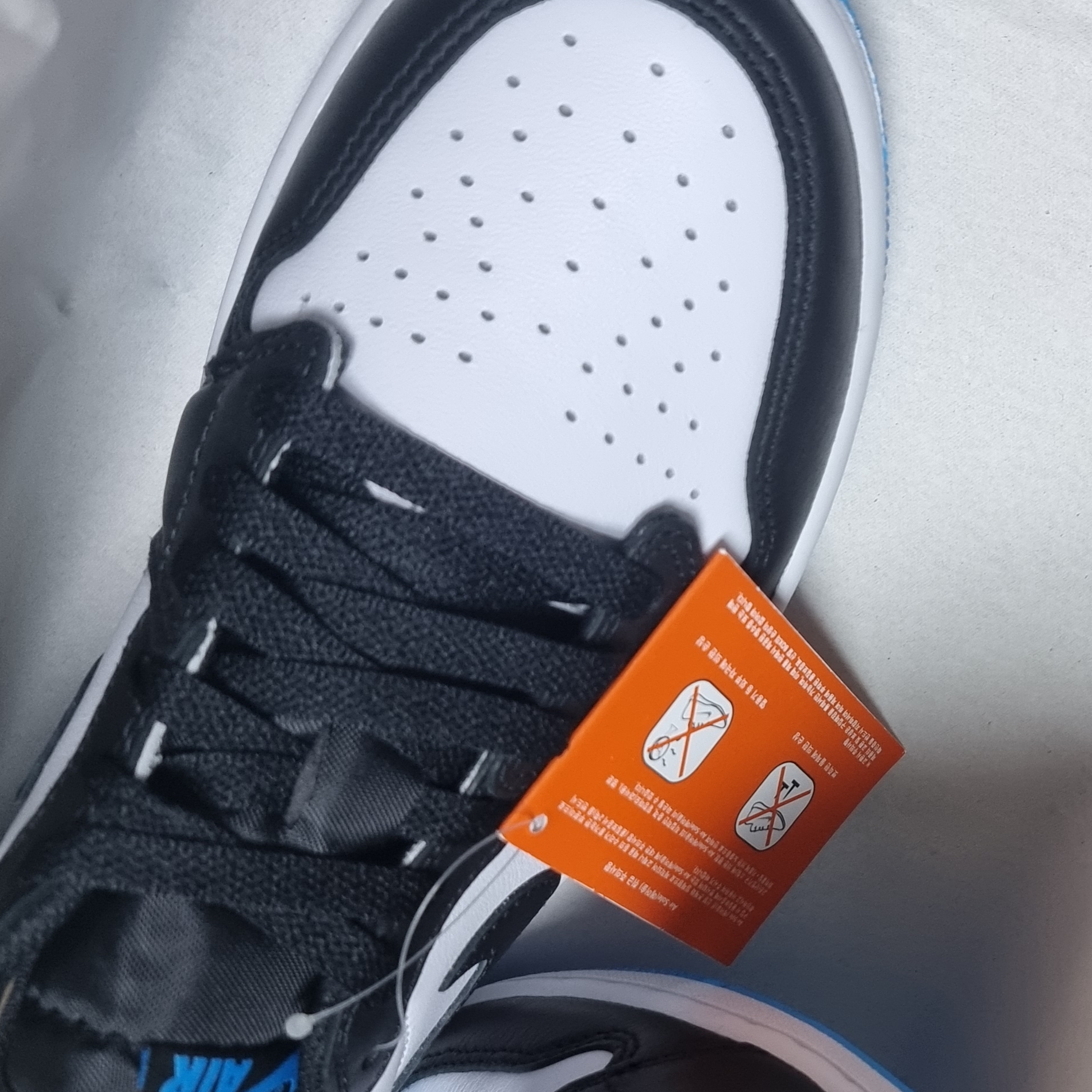(W) Jordan 1 Retro Low OG Black and Dark Powder Blue 착용 스타일 - 2