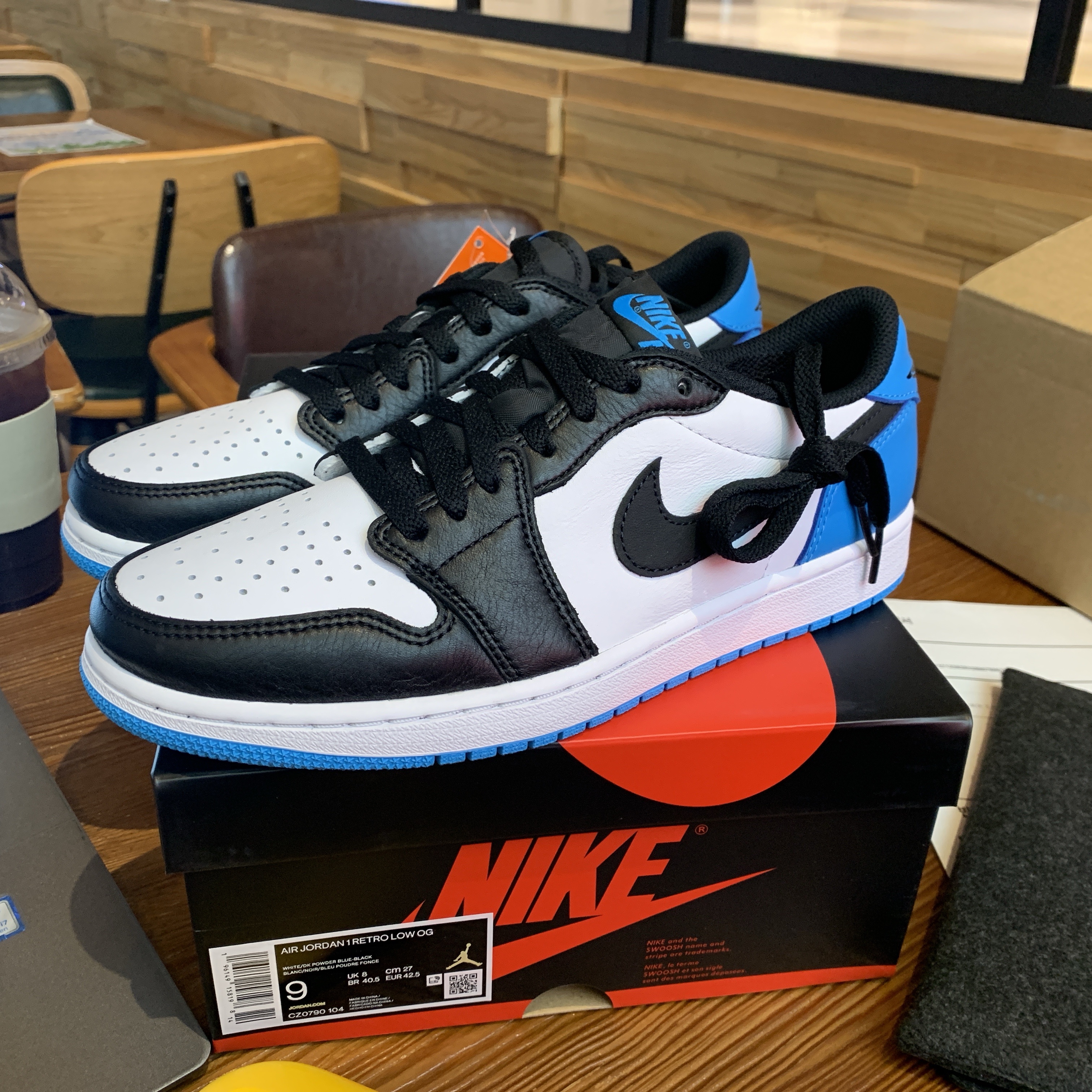 Jordan 1 Retro Low OG Black and Dark Powder Blue 착용 스타일 - 1