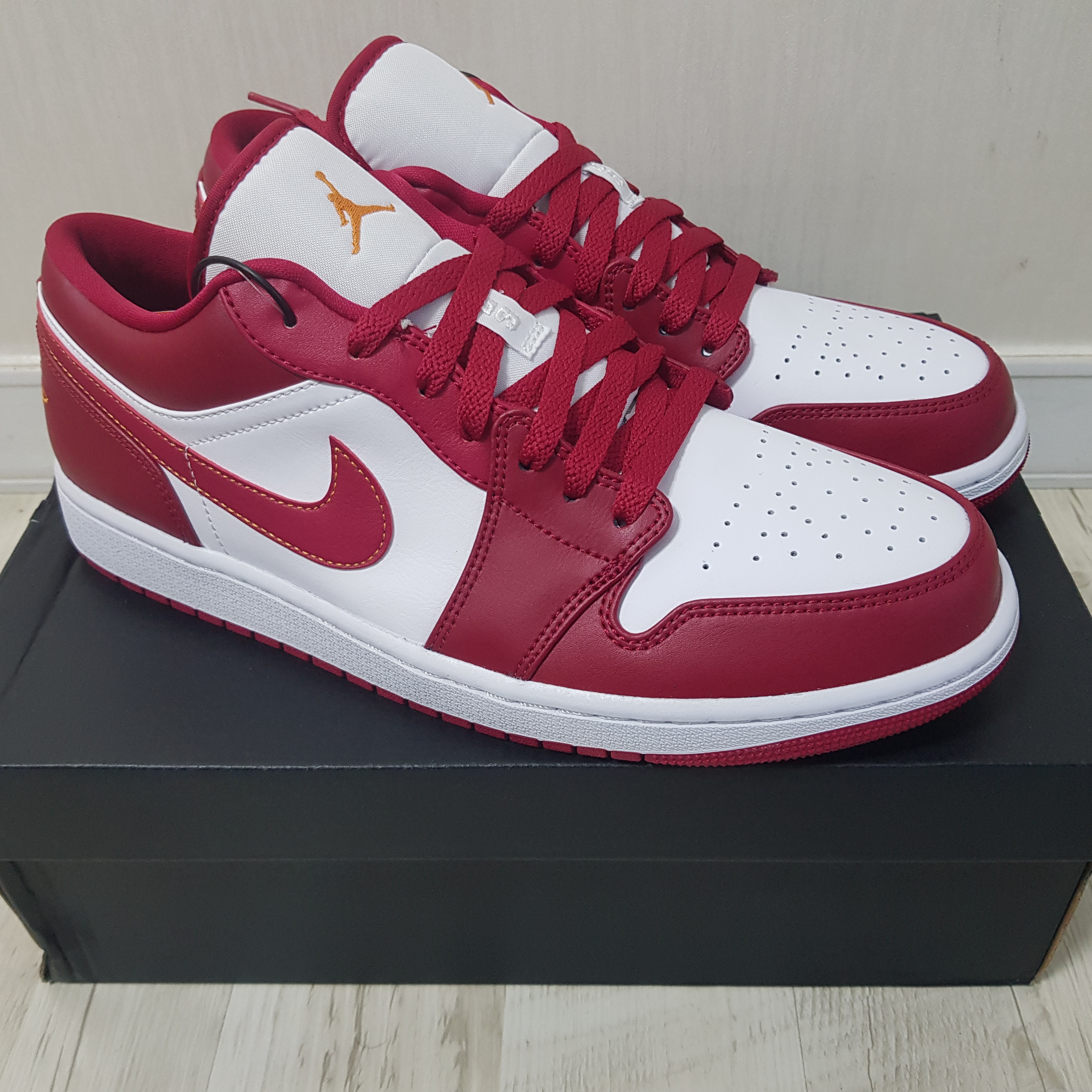 Jordan 1 Low Cardinal Red 착용 스타일 - 1