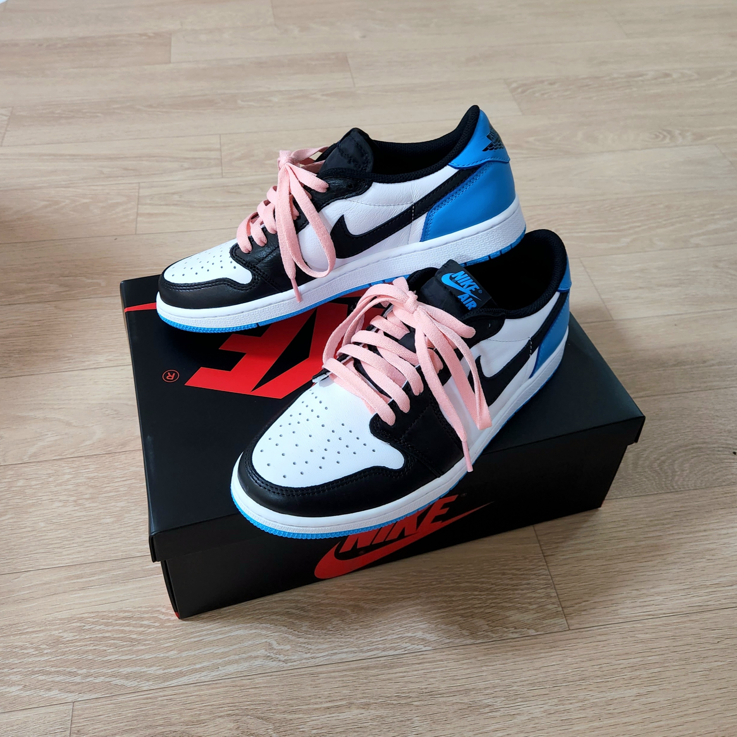 Jordan 1 Retro Low OG Black and Dark Powder Blue 착용 스타일