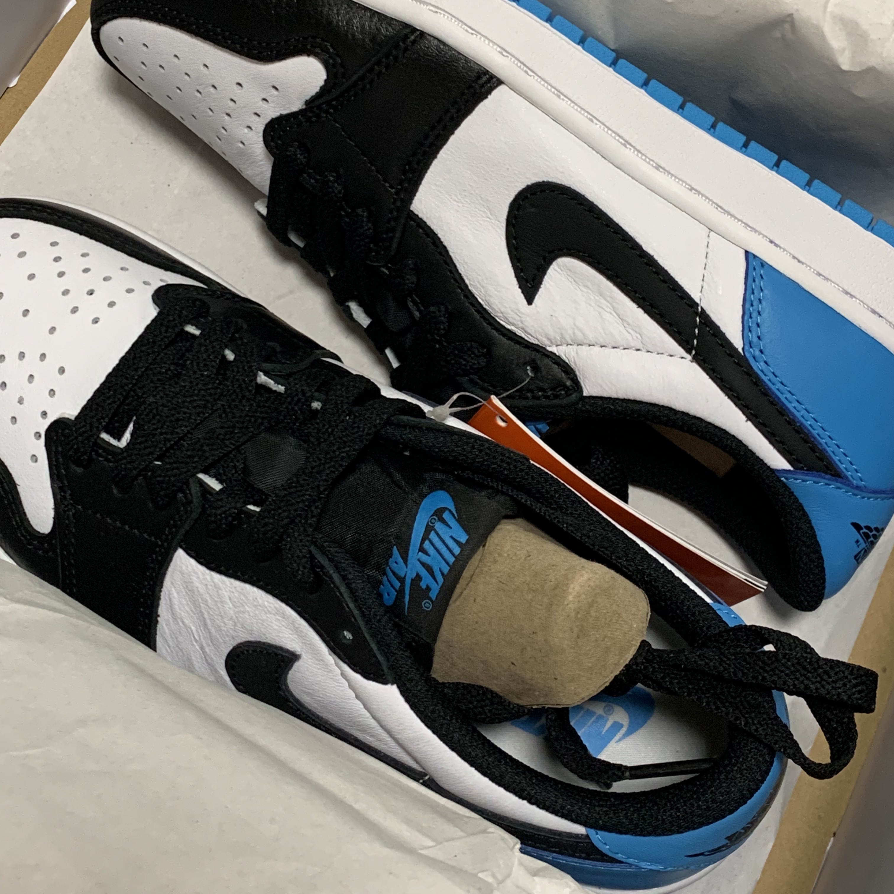 Jordan 1 Retro Low OG Black and Dark Powder Blue 착용 스타일