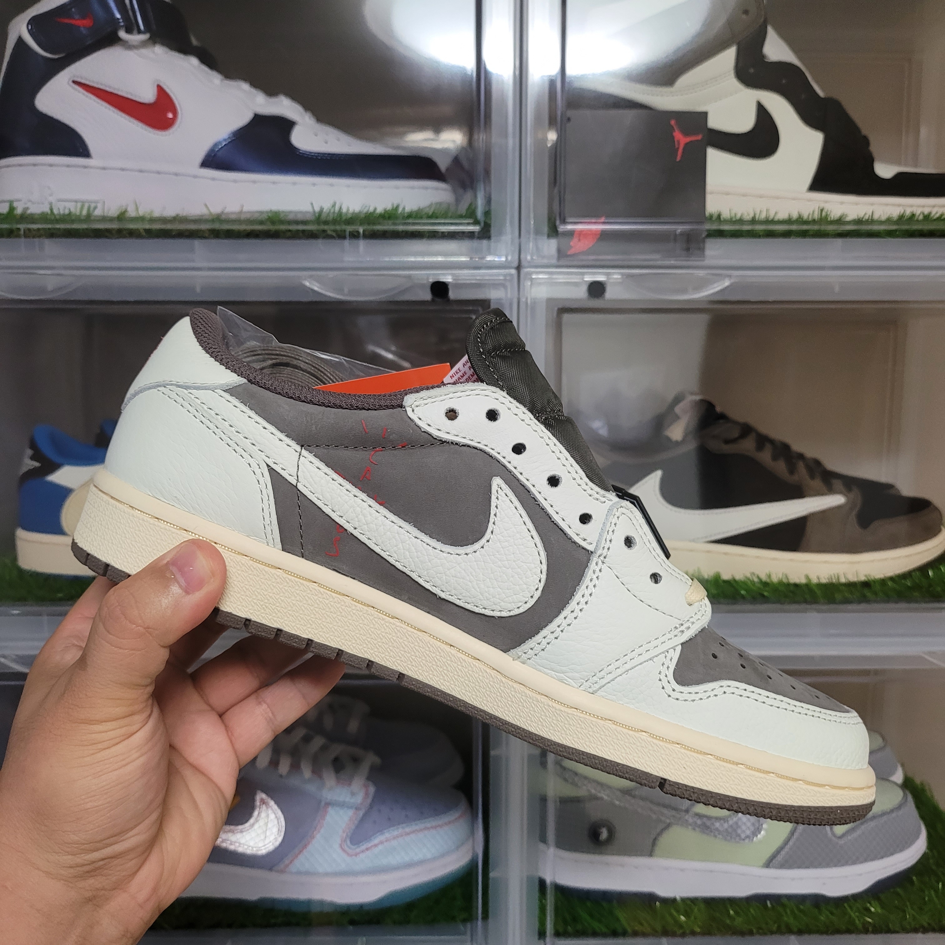 Jordan 1 x Travis Scott Retro Low OG SP Sail and Ridgerock 착용 스타일 - 2