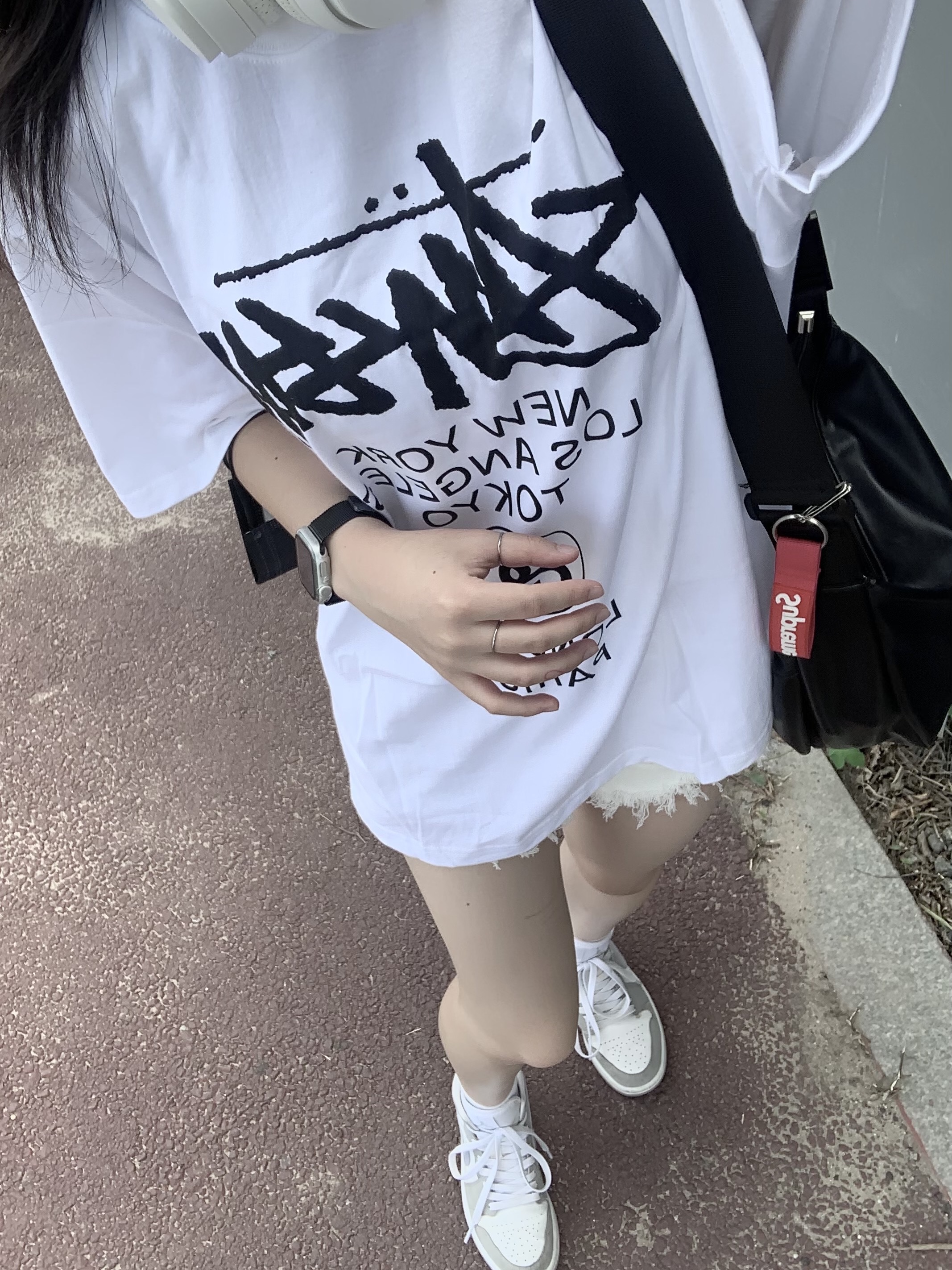 (W) Jordan 1 Mid Wolf Grey, Stussy World Tour T-Shirt White 착용 스타일 - 4