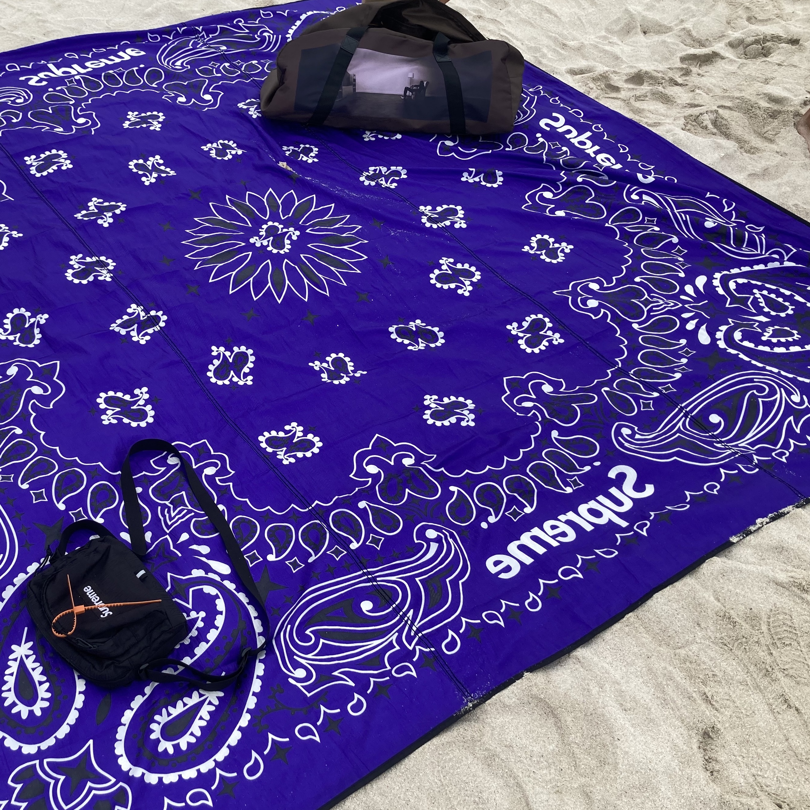 Supreme ENO Islander Nylon Blanket Purple - 22SS, Supreme Shoulder Bag Black - 19SS 착용 스타일