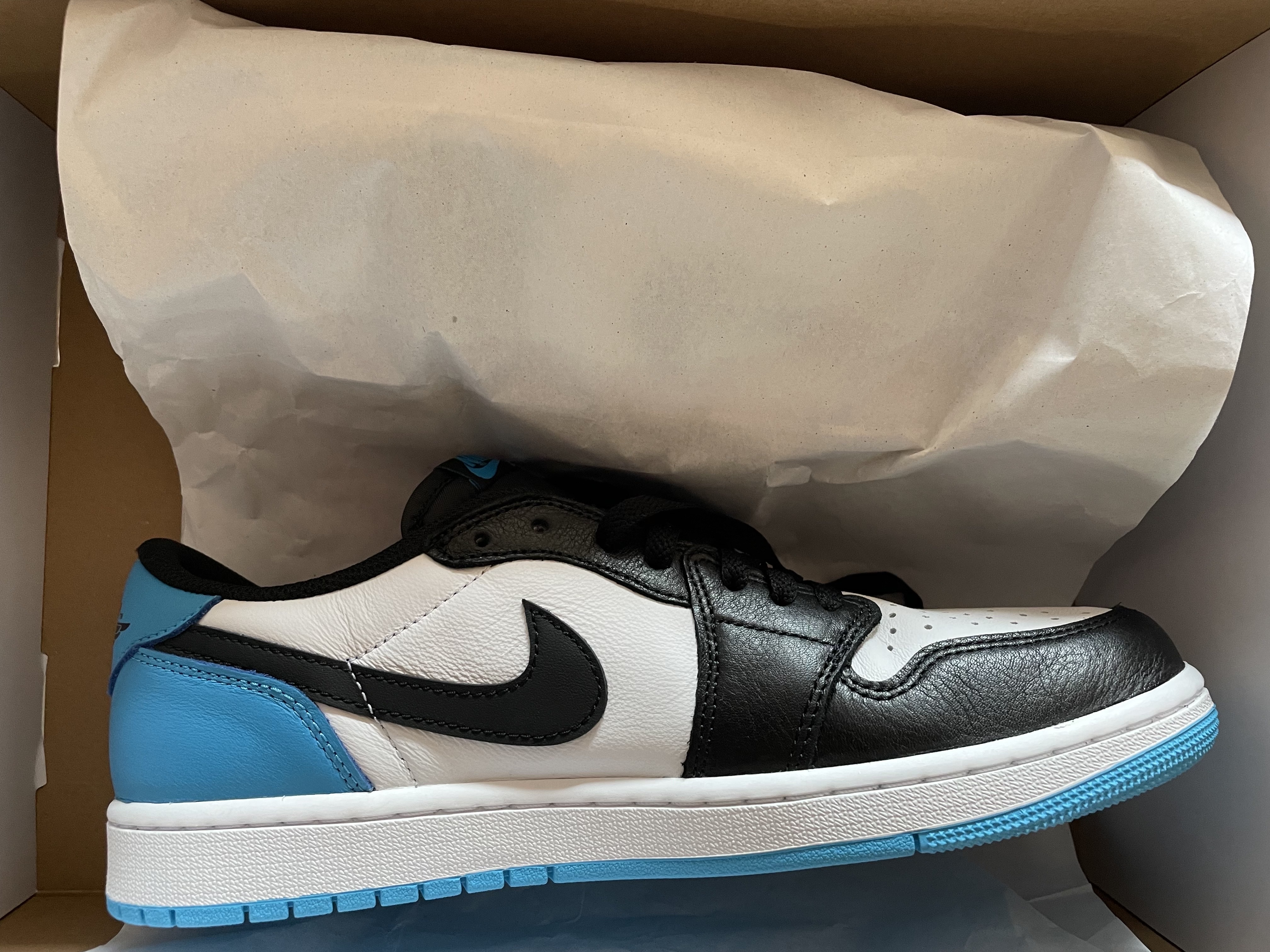 Jordan 1 Retro Low OG Black and Dark Powder Blue 착용 스타일 - 4