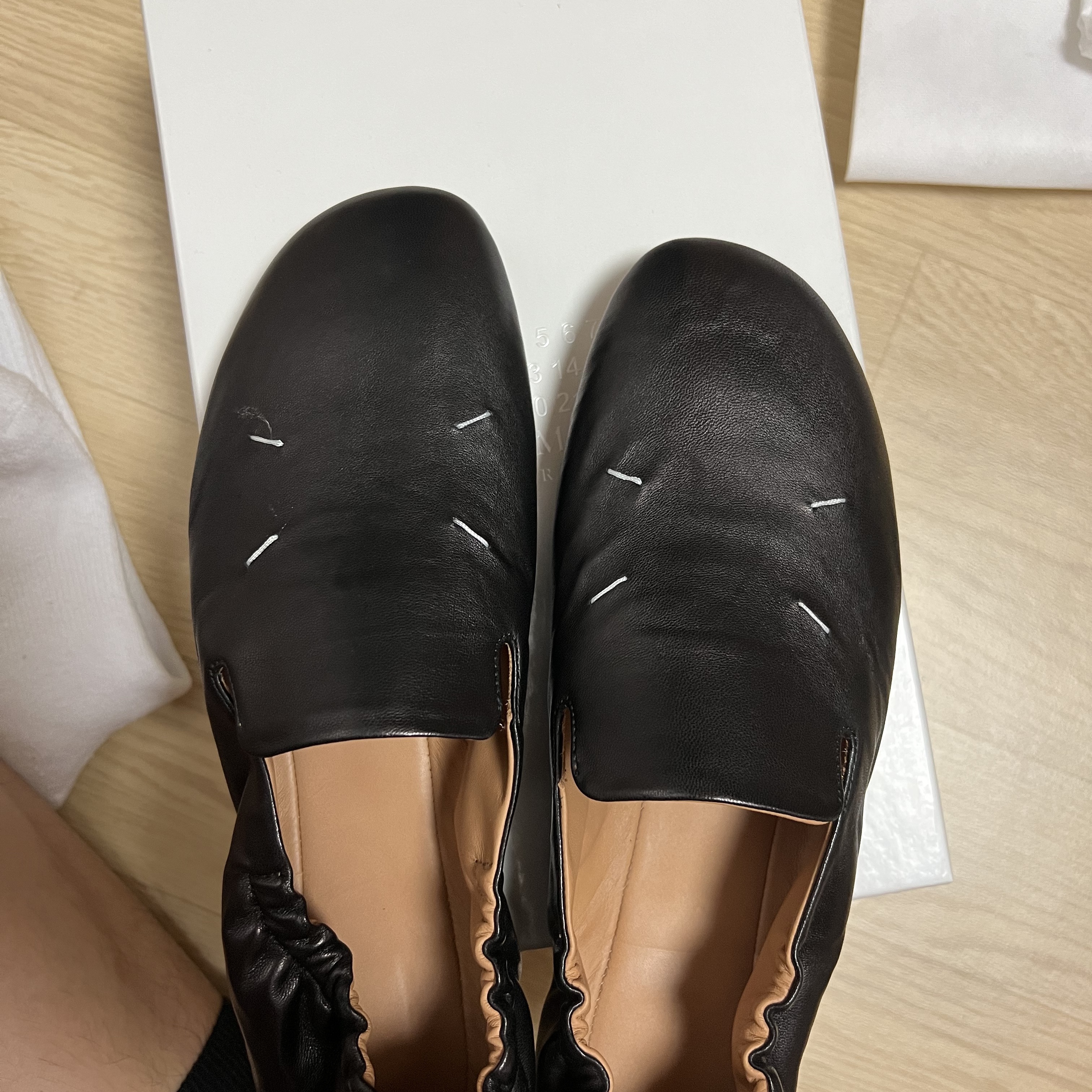 (W) Maison Margiela Kiki Slip-On Shoes Black, Adidas x Wales Bonner Samba Cream Green 착용 스타일 - 1