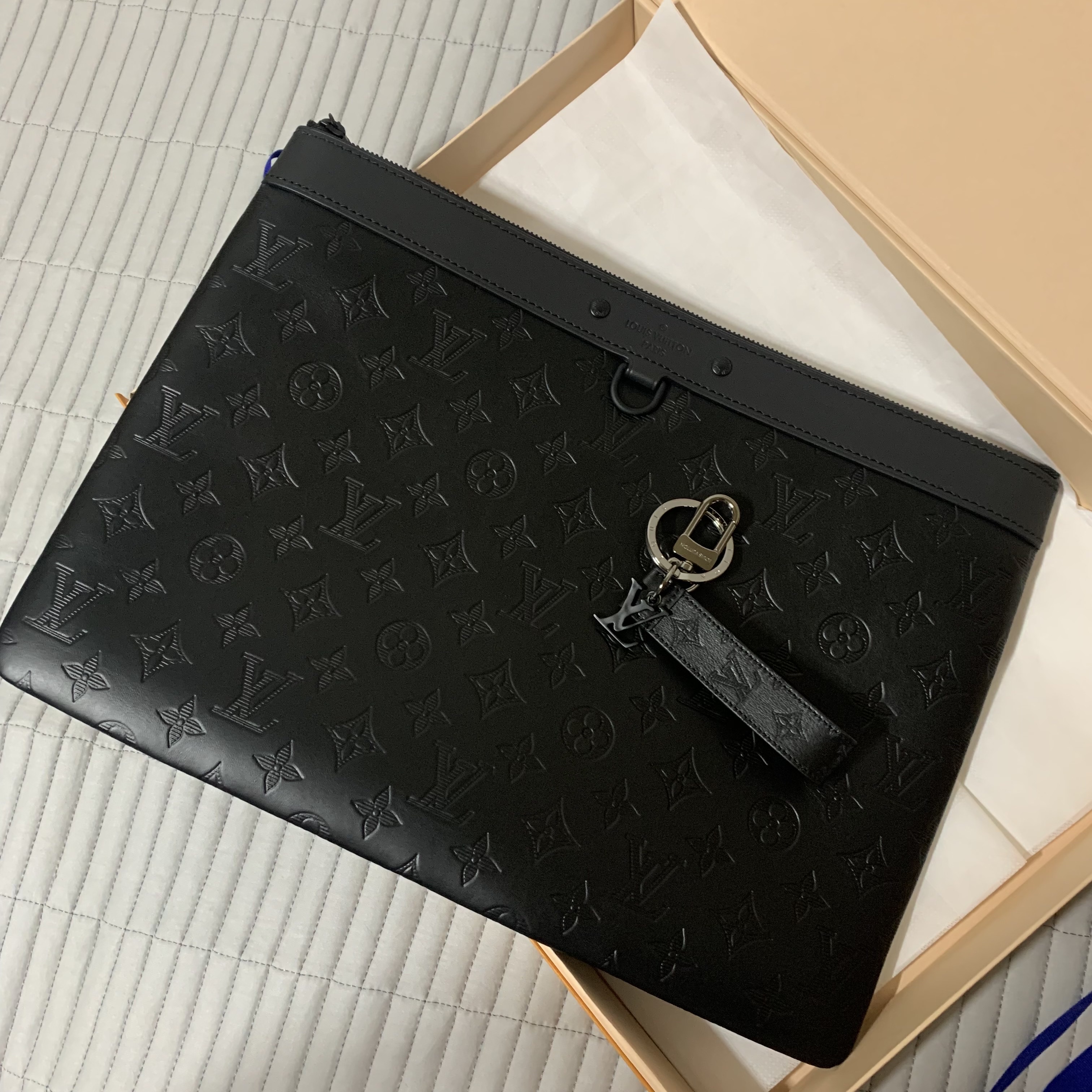 Louis Vuitton Pochette Monogram Shadow Black, Louis Vuitton Neo LV Club Bag Charm and Key Holder Monogram Eclipse 착용 스타일