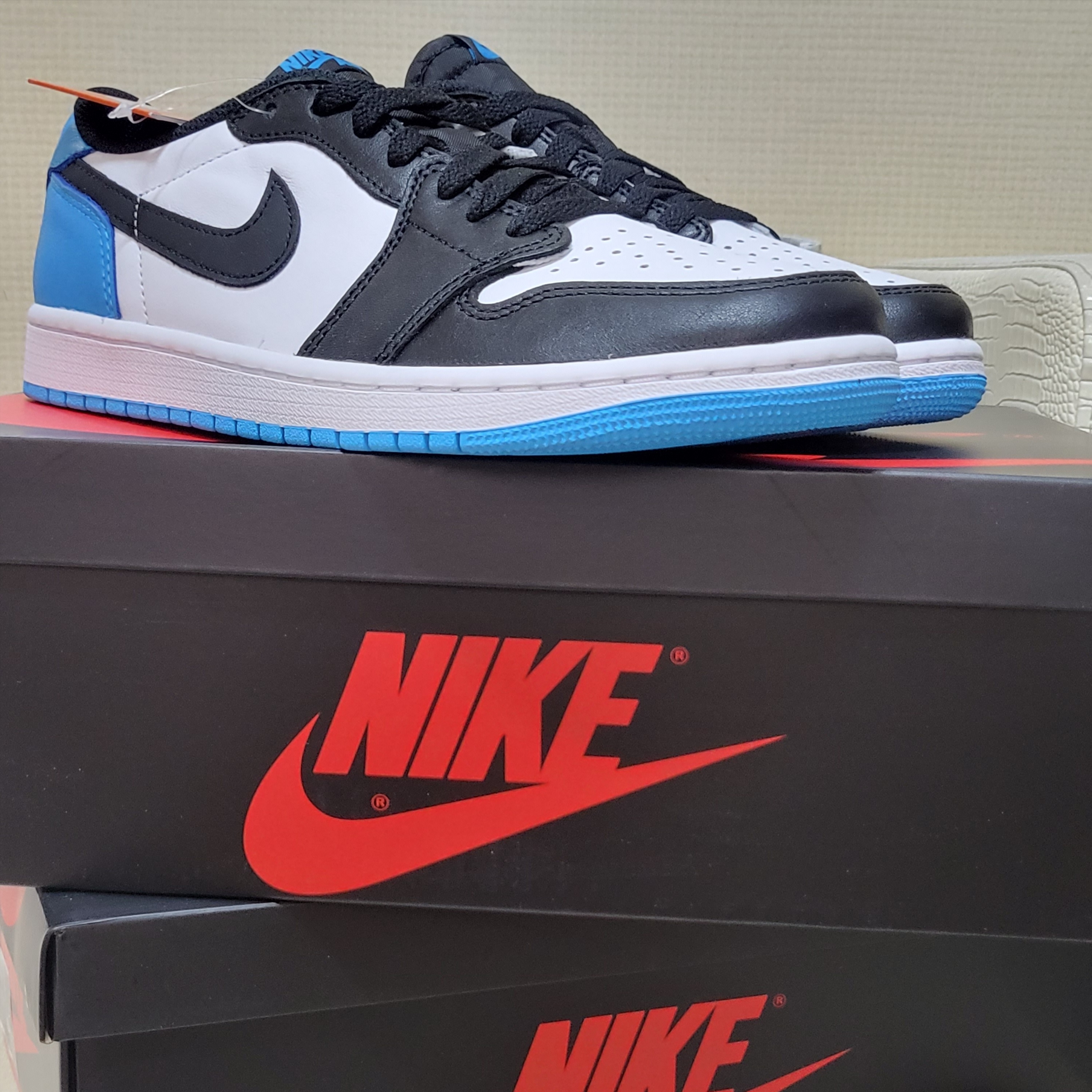 Jordan 1 Retro Low OG Black and Dark Powder Blue 착용 스타일