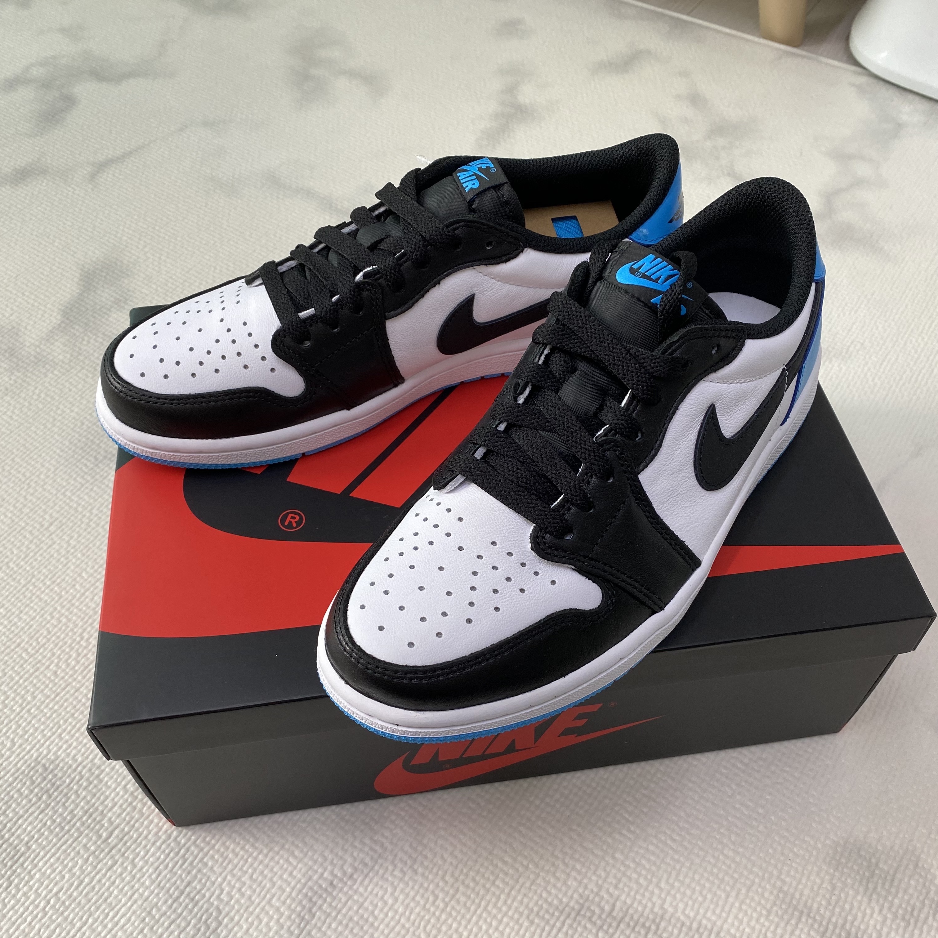 Jordan 1 Retro Low OG Black and Dark Powder Blue 착용 스타일